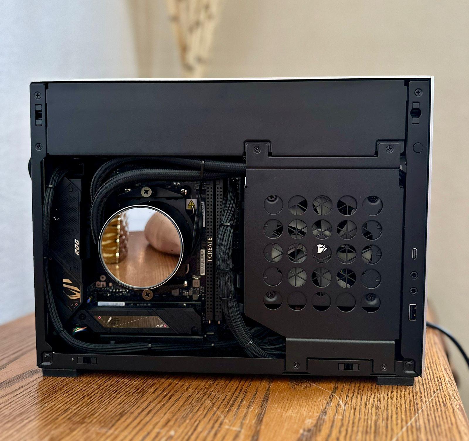 SFF PC RTX 5070 TI + R7X3D