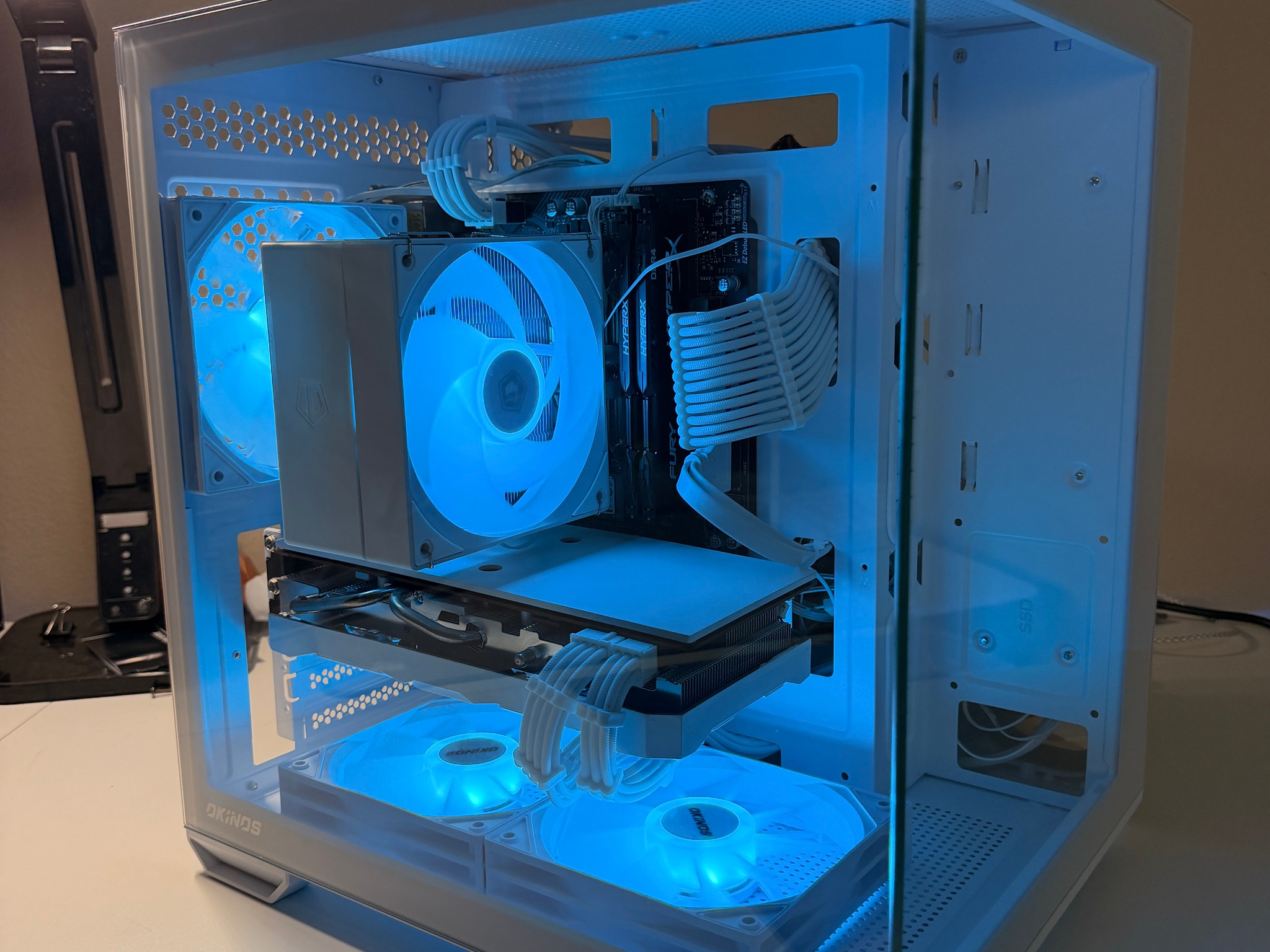 White Gaming PC | RX 5700 XT | 1.75 TB storage | 16gb ddr4 | INTEL i5-9600k