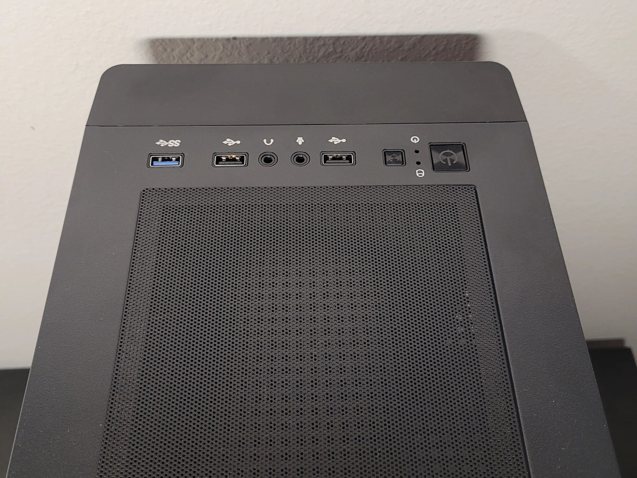 Blackout Gaming PC // R5 3600 // RX 5600-XT 6GB GDDR6 // 32GB DDR4 3200MHZ // 1TB NVME SSD // WIFI