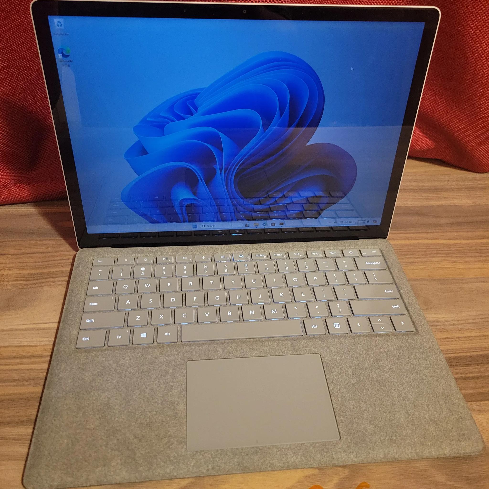 Microsoft Surface Laptop 2 - intel i7 - 512gb - 16gb ram - 13.5" touch screen