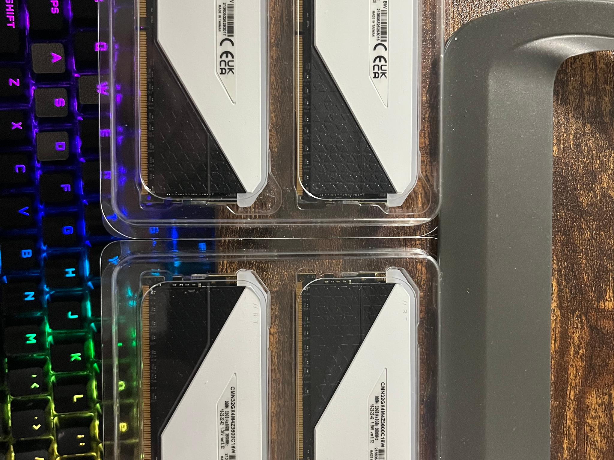 VENGEANCE RGB RT 32GB (4 x 8GB) DDR4 DRAM 3600MHz C18 Memory Kit – White