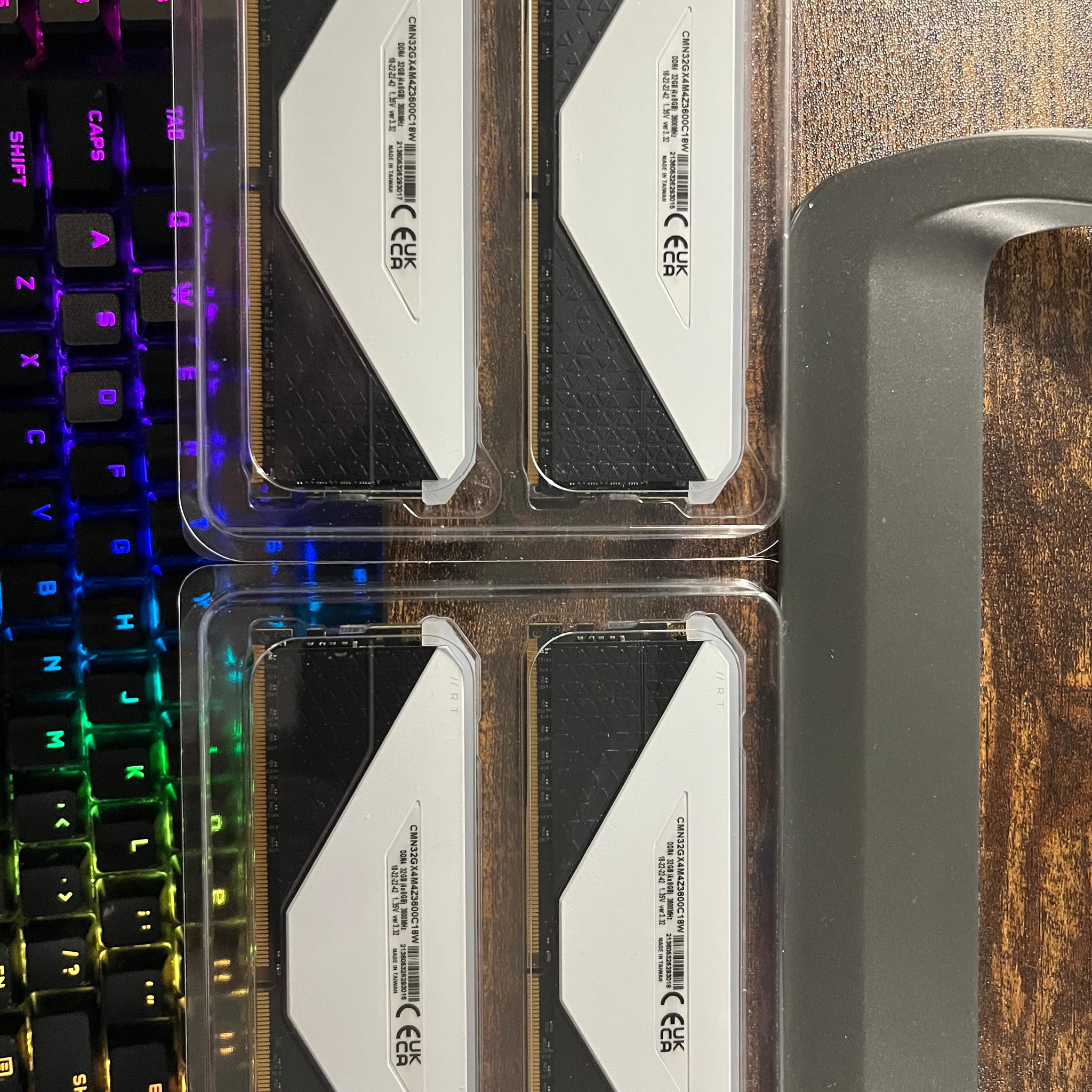 VENGEANCE RGB RT 32GB (4 x 8GB) DDR4 DRAM 3600MHz C18 Memory Kit – White