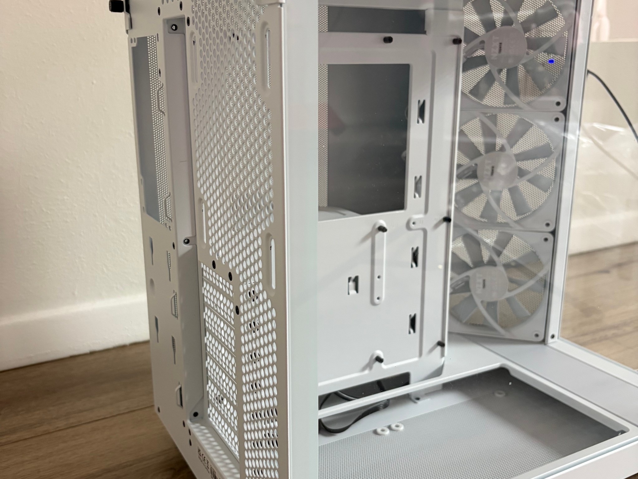 NZXT H6 Flow White Compact Dual-Chamber Mid Tower Airflow Case Tempered Glass