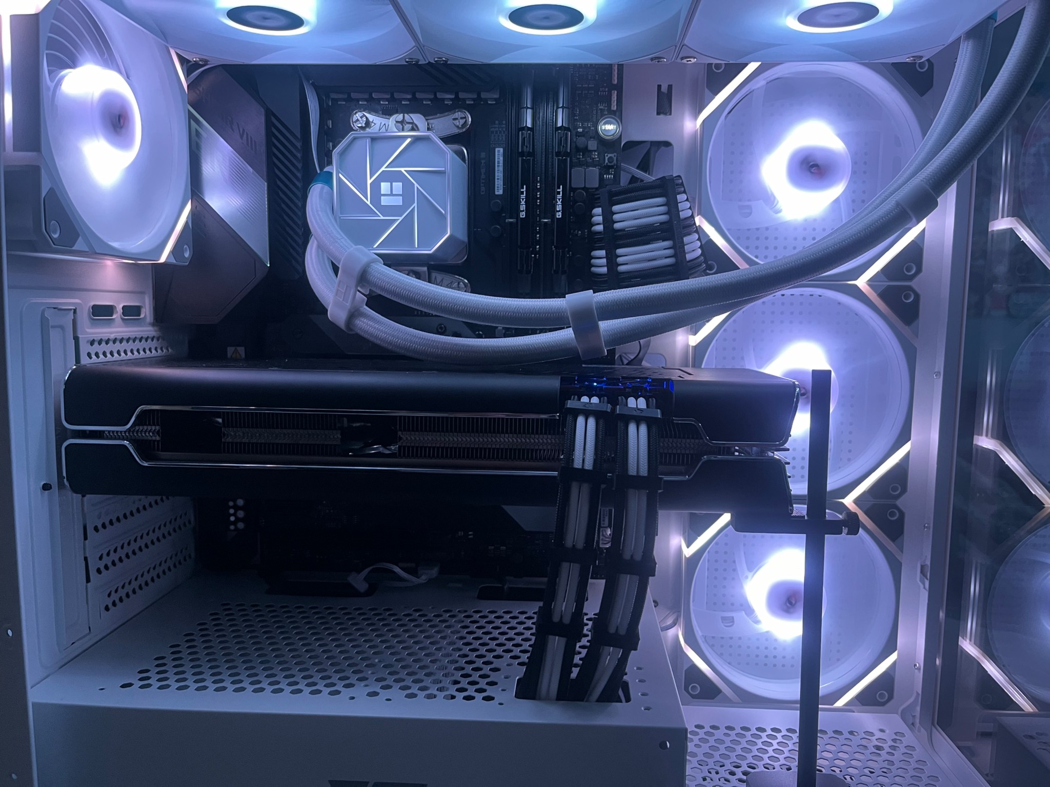 Black and white Gaming PC! Ryzen 7 5800X 8-core! Radeon 5700XT Ultra thicc III, 1440 beast