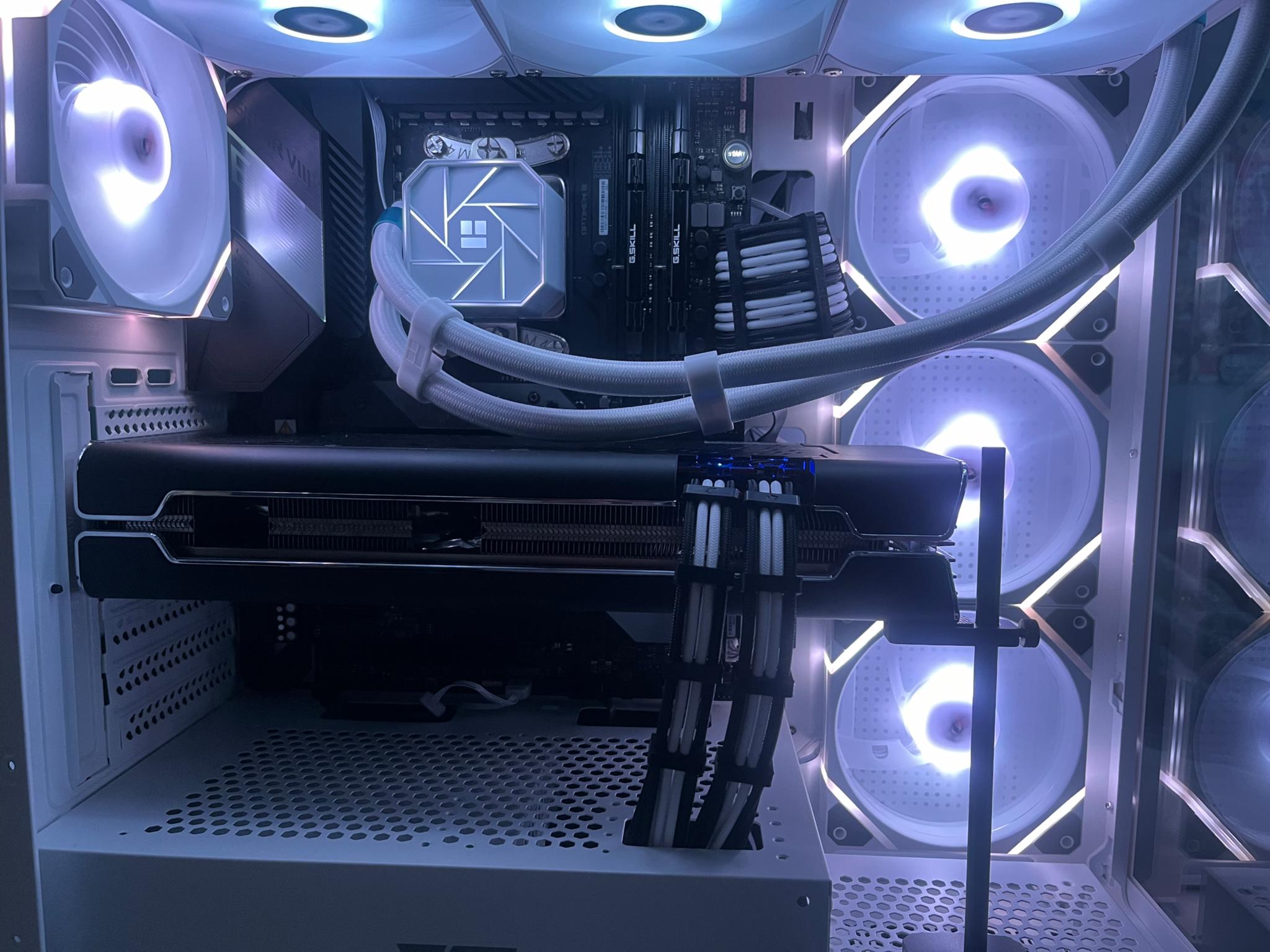 Black and white Gaming PC! Ryzen 7 5800X 8-core! Radeon 5700XT Ultra thicc III, 1440 beast