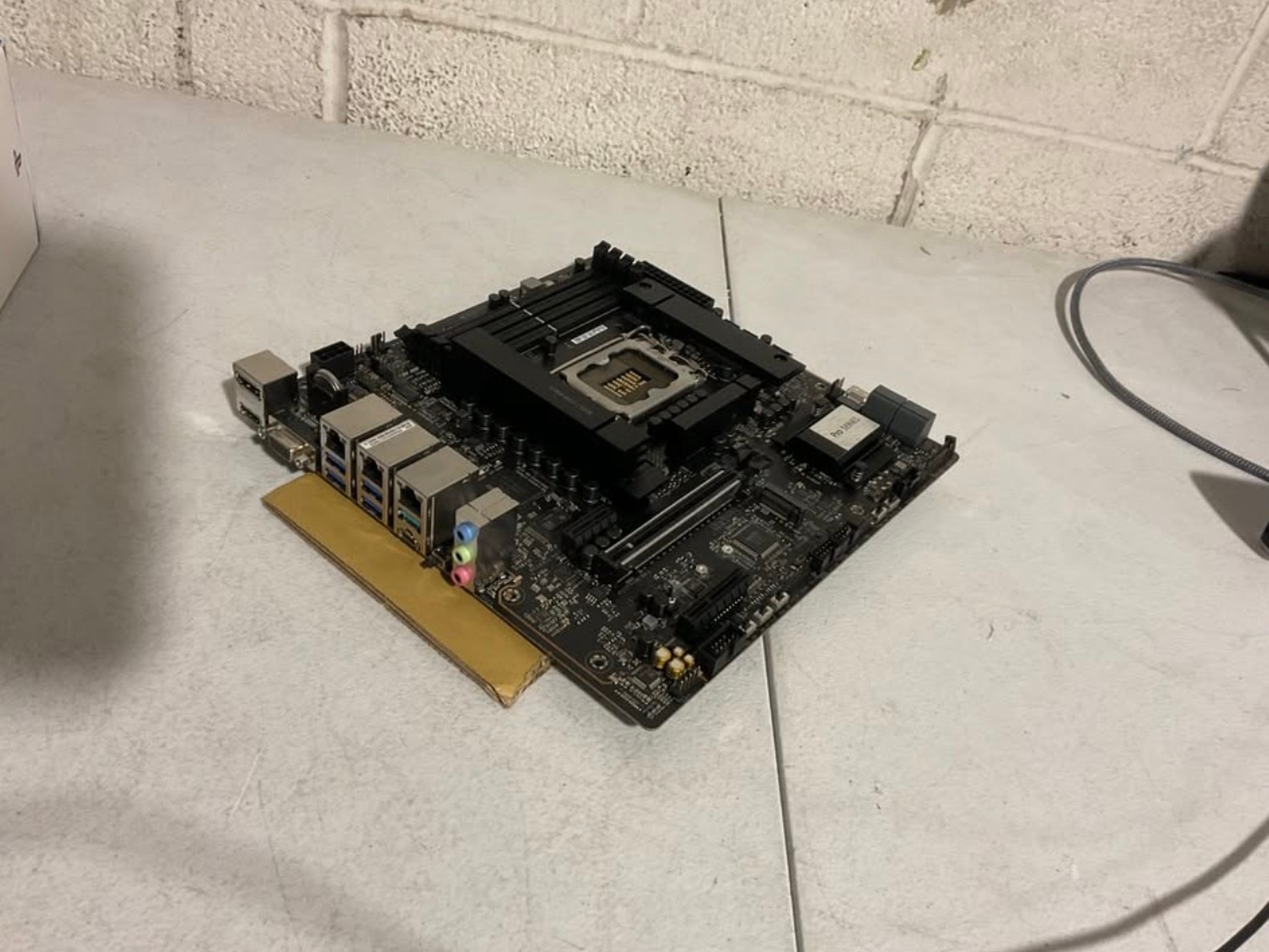 ASUS Pro WS W680-ACE IPMI Intel W680 LGA 1700 ATX workstation motherboard, dual PCIe 5.0x16 slot