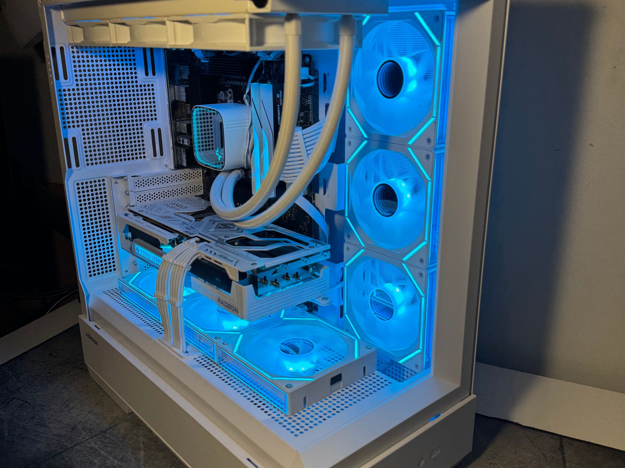 White RX 9070 XT | Ryzen 7 7800X3D | 32GB DDR5 6400 MT/s CL32 | 2TB Storage | Free Shipping