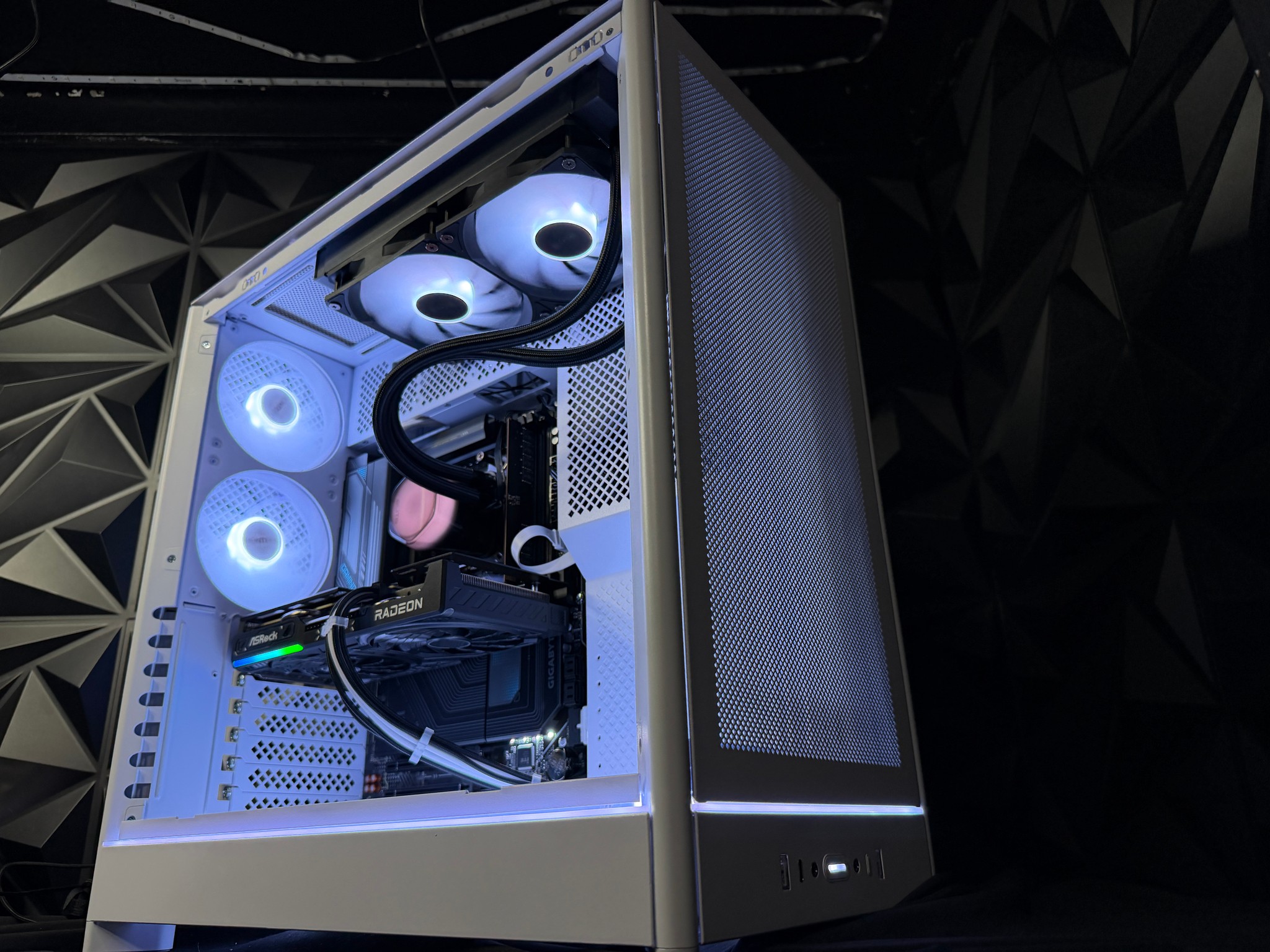 White Ocean – Ryzen 7 7700X / RX 9060XT  Gaming PC
