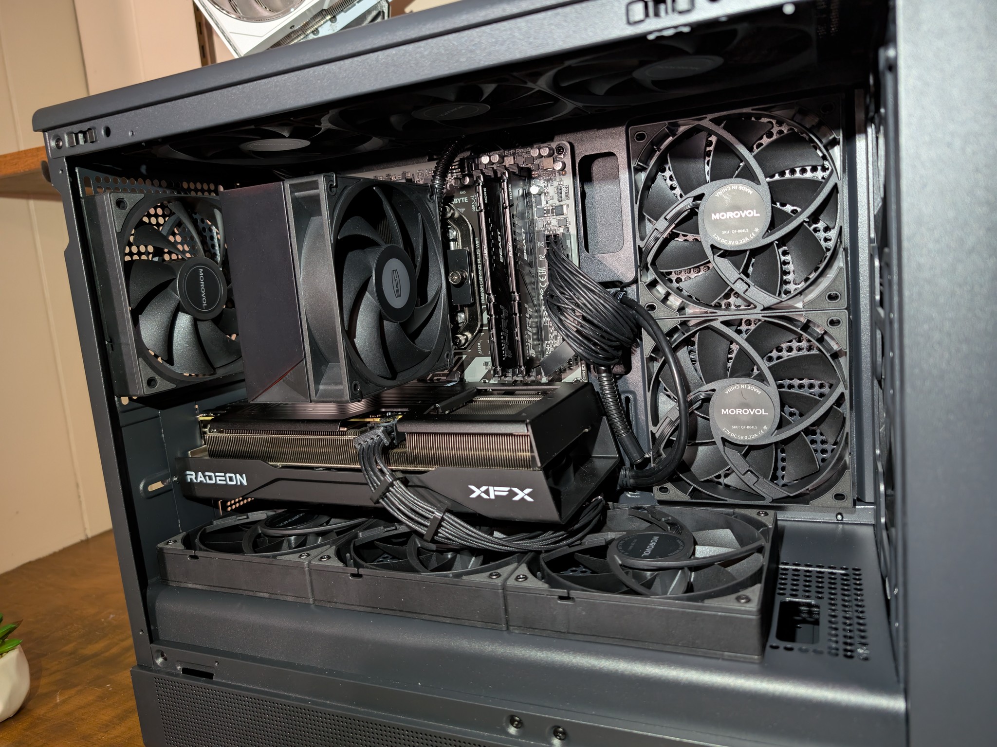 🪵 MODERN WOODEN STEALTH: RYZEN 5 7600X3D + 32GB DDR5 6000MT CL36 + RX 9060 XT 16GB 🪵