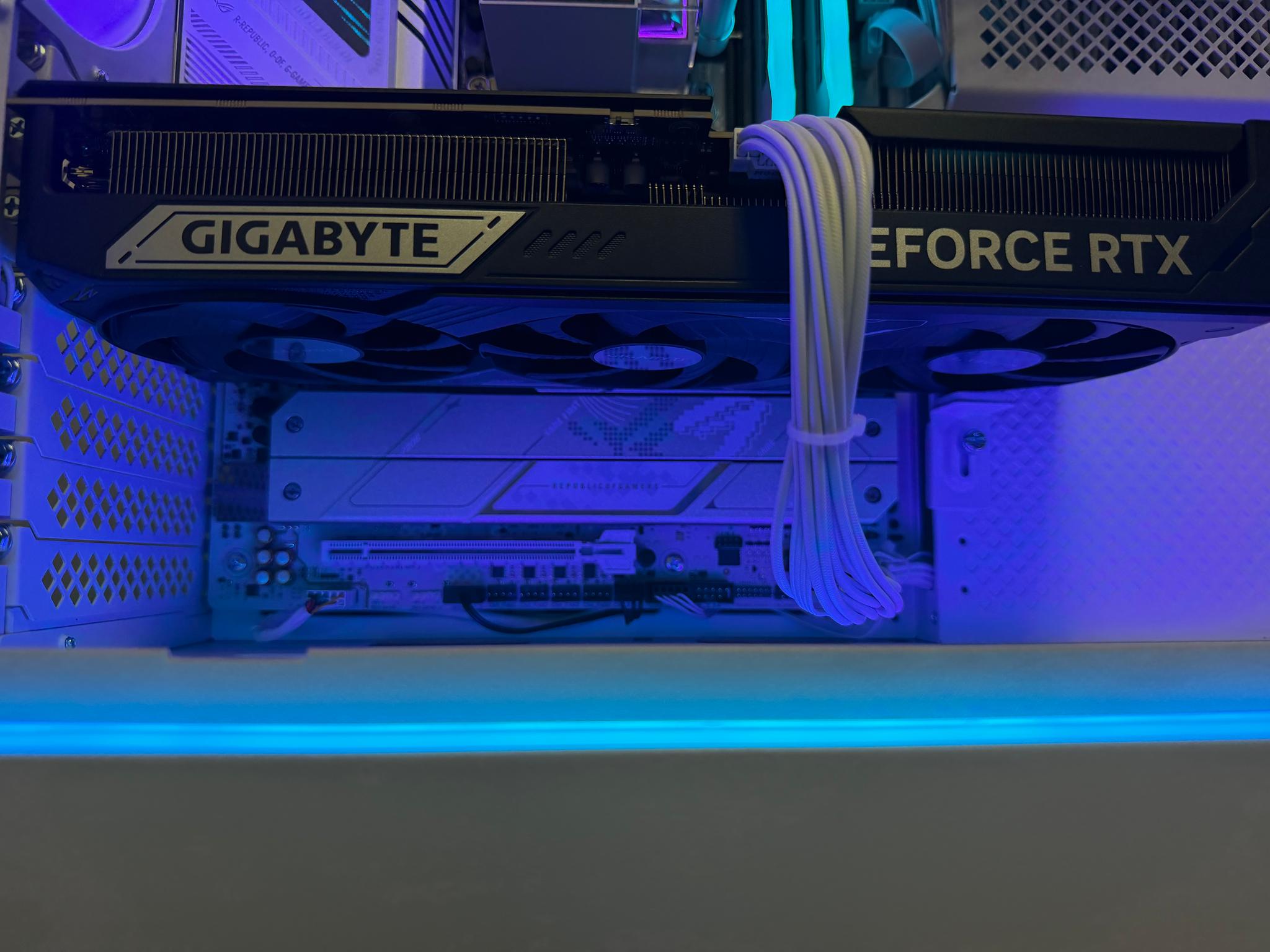 GIGABYTE GeForce RTX 5080 WINDFORCE SFF 16G - Image 2