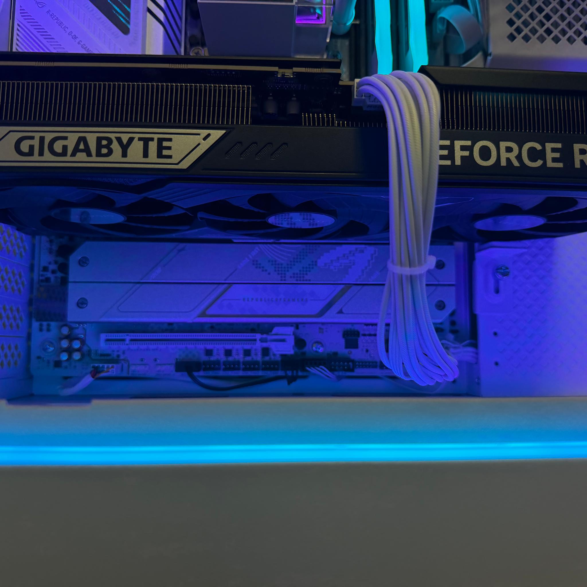 GIGABYTE GeForce RTX 5080 WINDFORCE SFF 16G