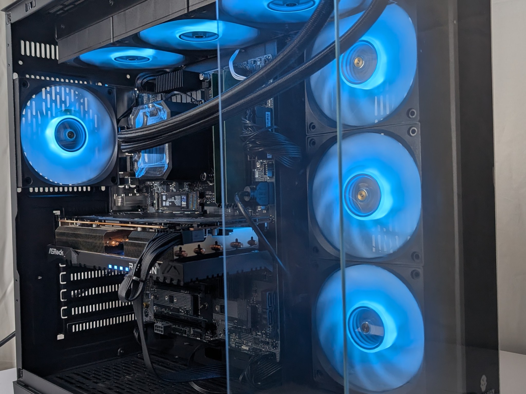 RX 7800XT | CORE ULTRA 5 265KF | 16GB DDR5 | 1TB NVME | 650W |