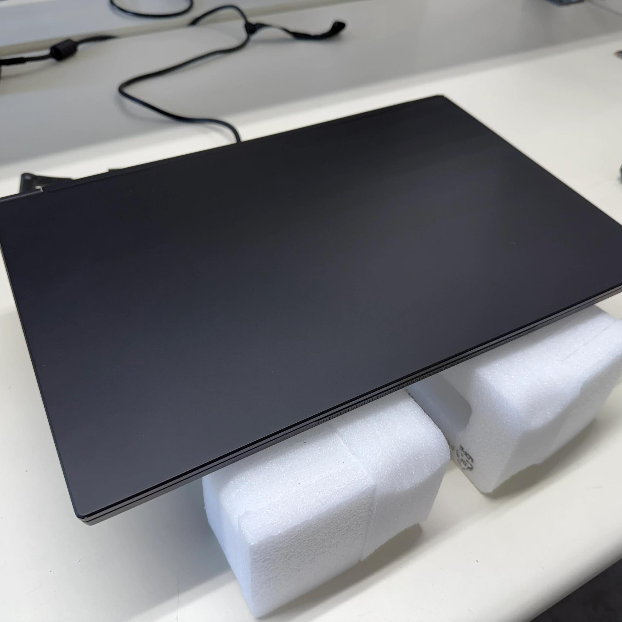 Eluktronics Max-17, i7-9750H, RTX 2060, 16GB RAM, 1TB SSD, 144HZ