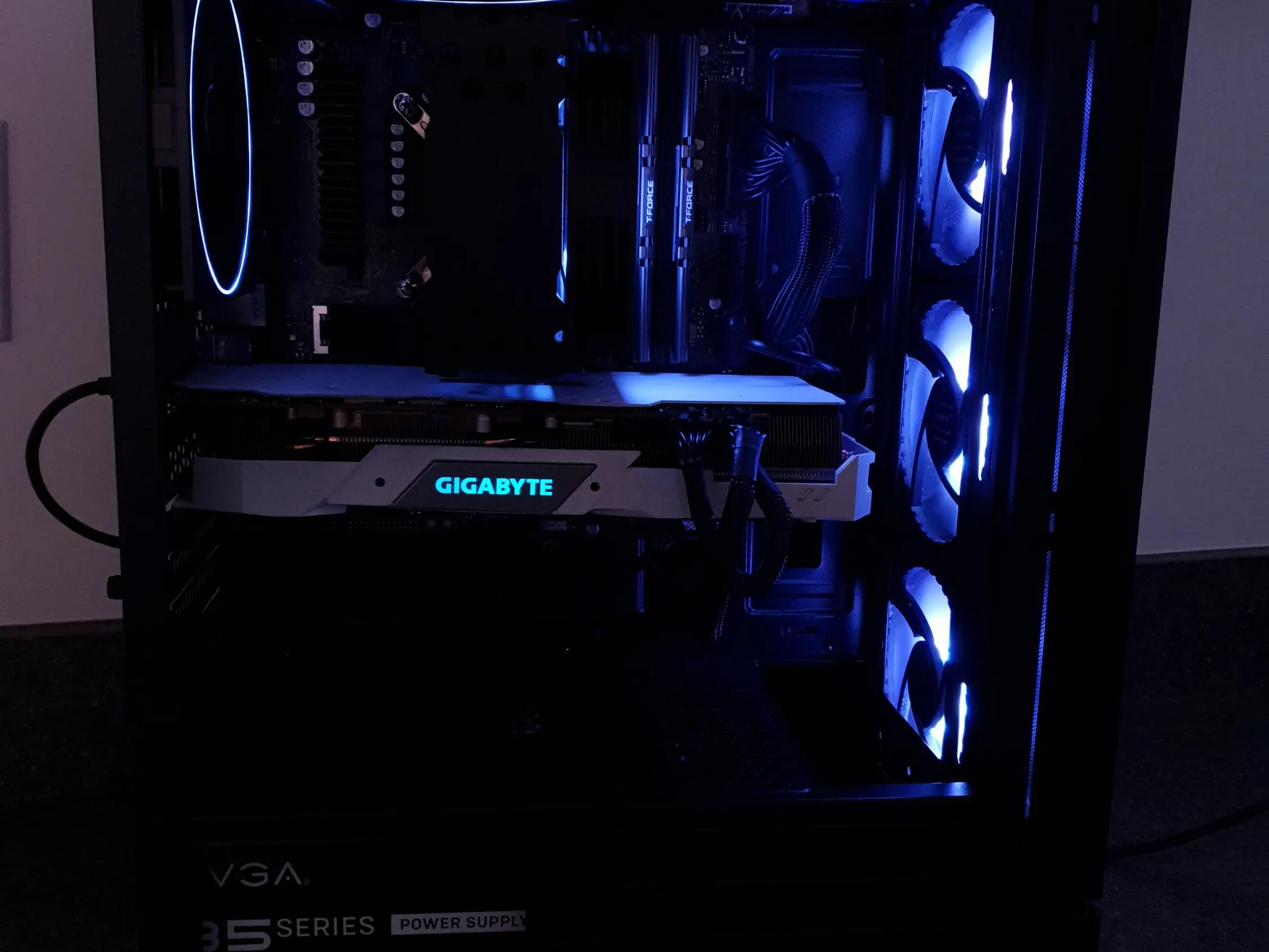 Intel i5-12400F, DDR4 32GB RAM, spray-paint white 5700XT, 1TB Nvme SSD, Windows 11 Pro Activated
