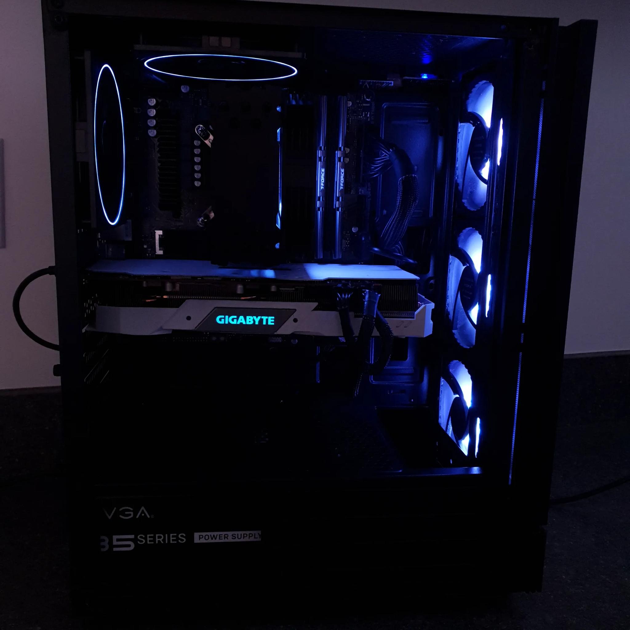 Intel i5-12400F, DDR4 32GB RAM, spray-paint white 5700XT, 1TB Nvme SSD, Windows 11 Pro Activated