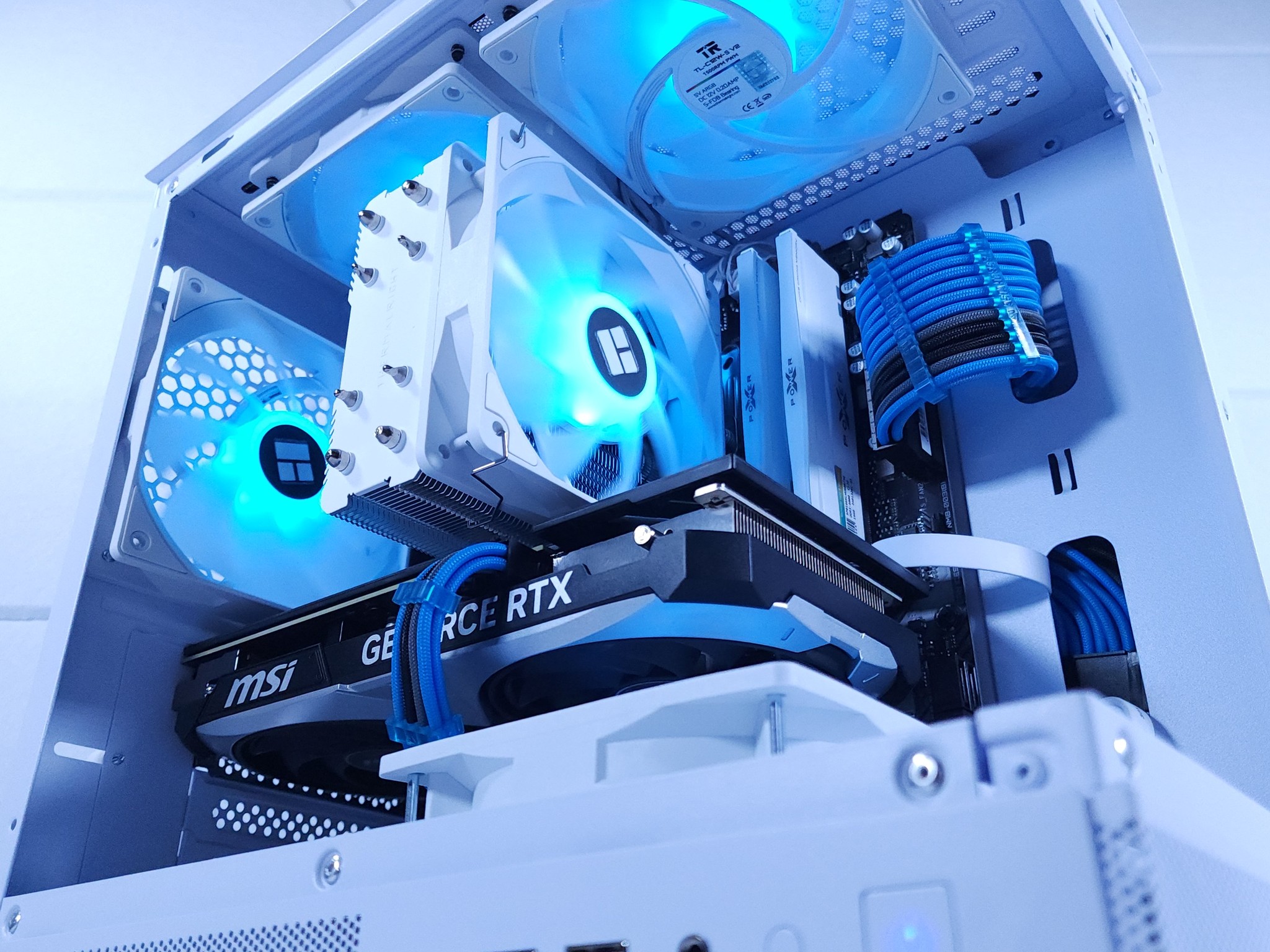 💙🤍RTX 4070 || Ryzen 5 7500F || 2TB NVMe SSD || 32GB 6000MHz DDR5 || 1440p Gaming Computer