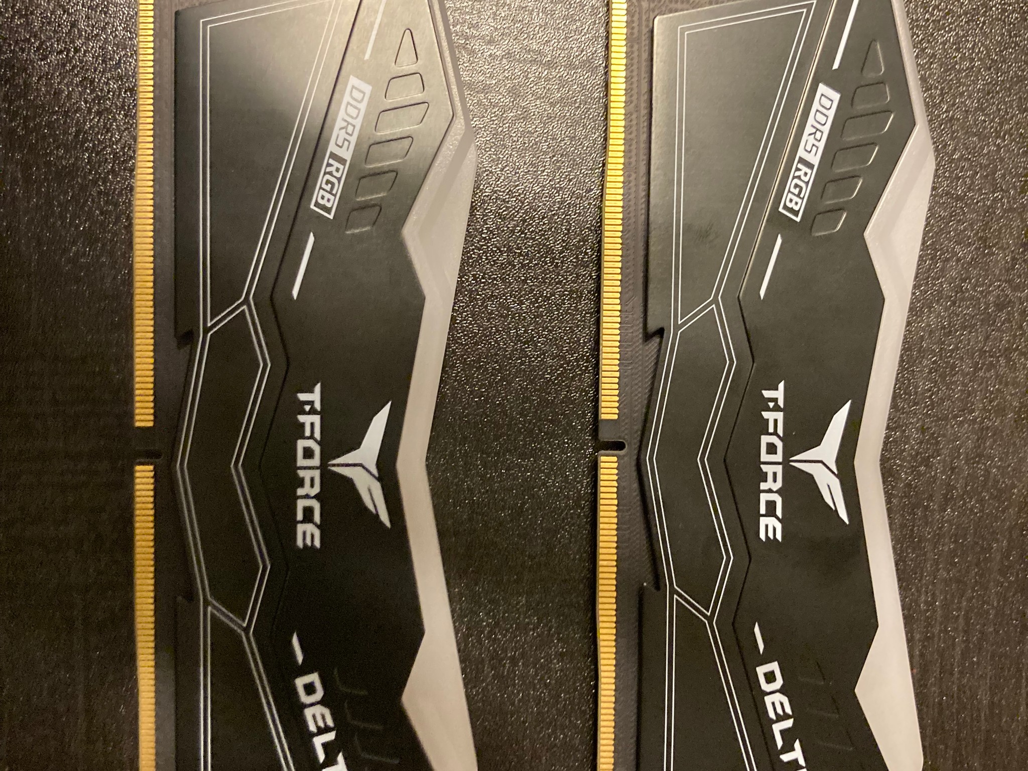 DDR5 32 GB T-FORCE DELTA RGB DDR5-6000