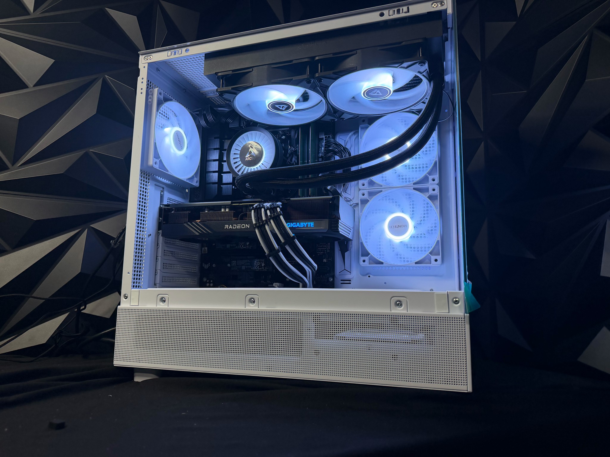 ⚪⚫🔥 YIN YANG BANG 9676 🔥⚫⚪ Ryzen 5 9600X| RX 7600XT 16 GB | 1.5 TB NVMe| 16 GB DDR5| 650W PSU
