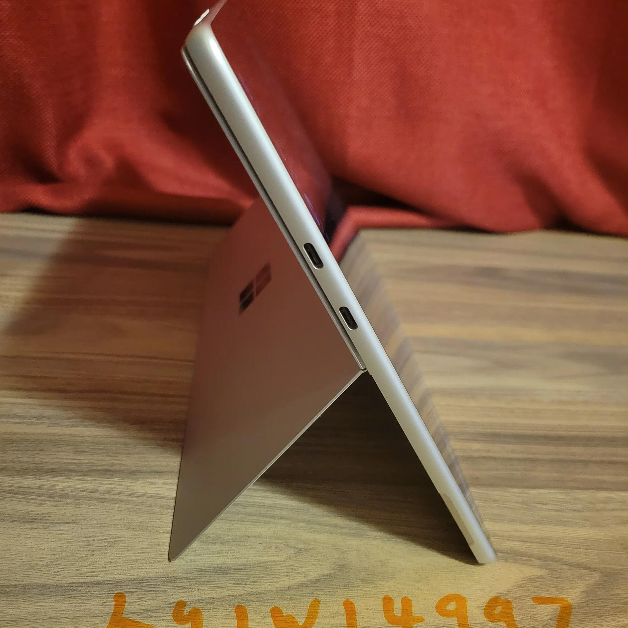 Microsoft Surface Pro 9 - 12th gen intel i5 - 128gb - 13" QHD Touch Screen