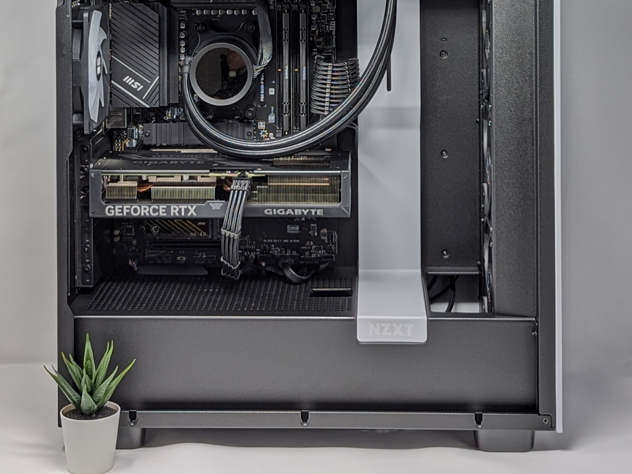 RyzenFlow | Nvidia RTX 4070 | Ryzen 7 7700X | 32gb RAM | Samsung 990 Pro 1TB Gen 4 NVMe SSD