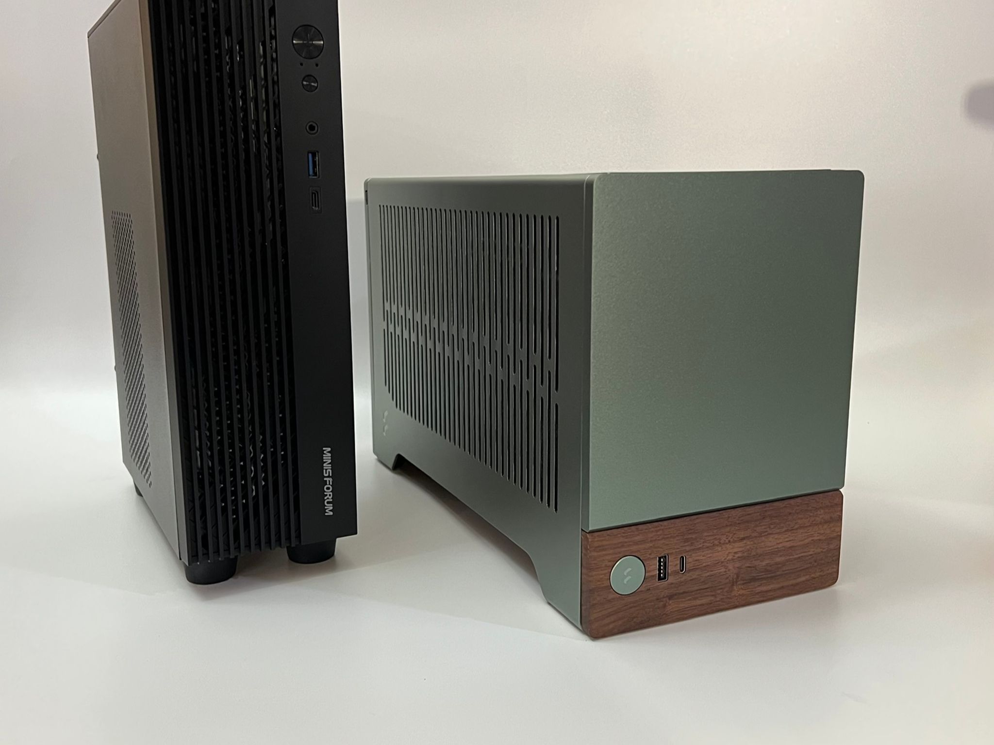 MINISFORUM 795S7 Mini Gaming PC AMD Ryzen 9 7945HX (16C/32T) RTX 5060