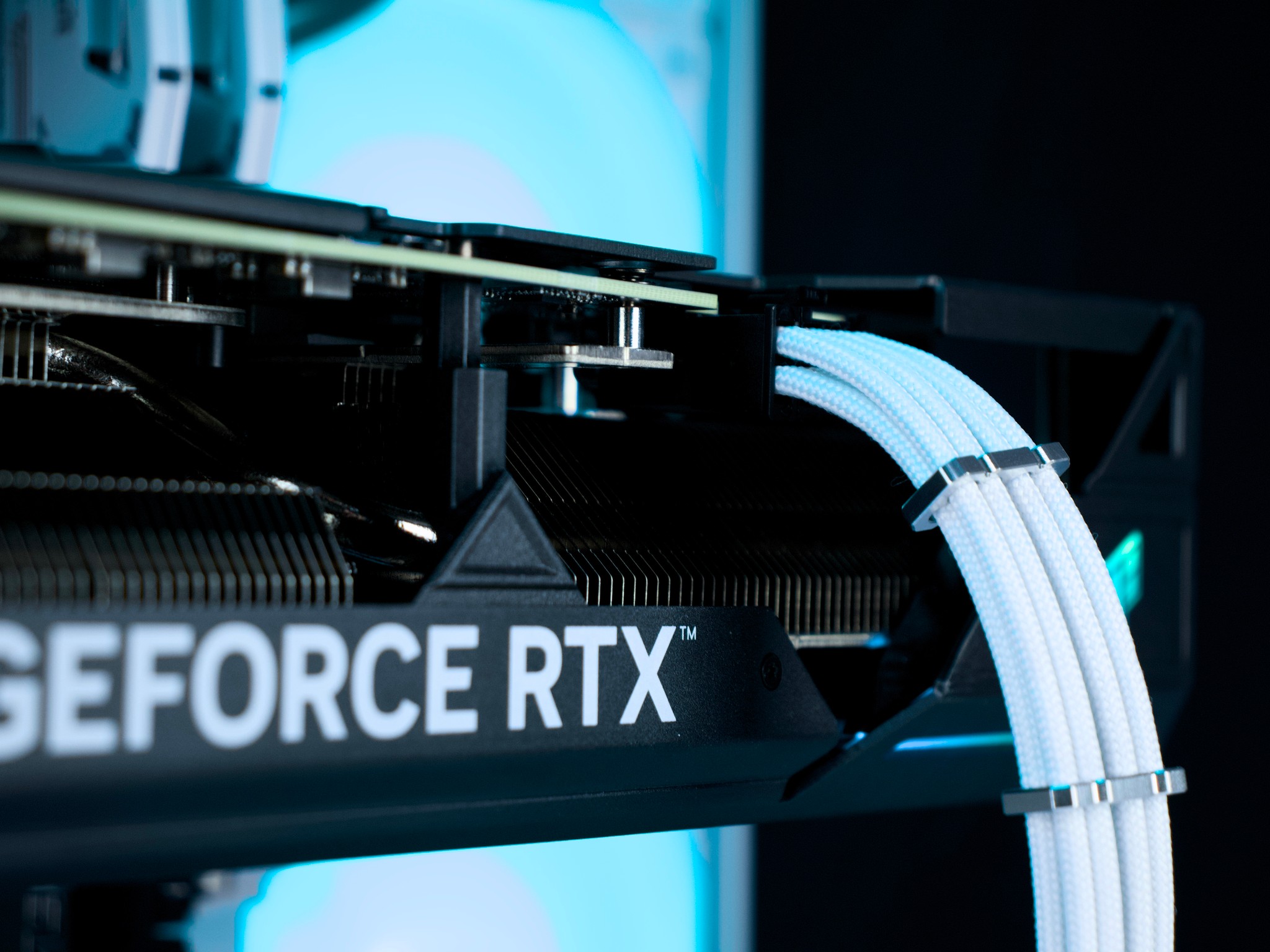 ❄️🧊💎- Whiteout 1440P Gaming PC | RTX 4070, Ryzen 7 5700X, 32GB RAM, 960GB SSD ❄️🧊💎