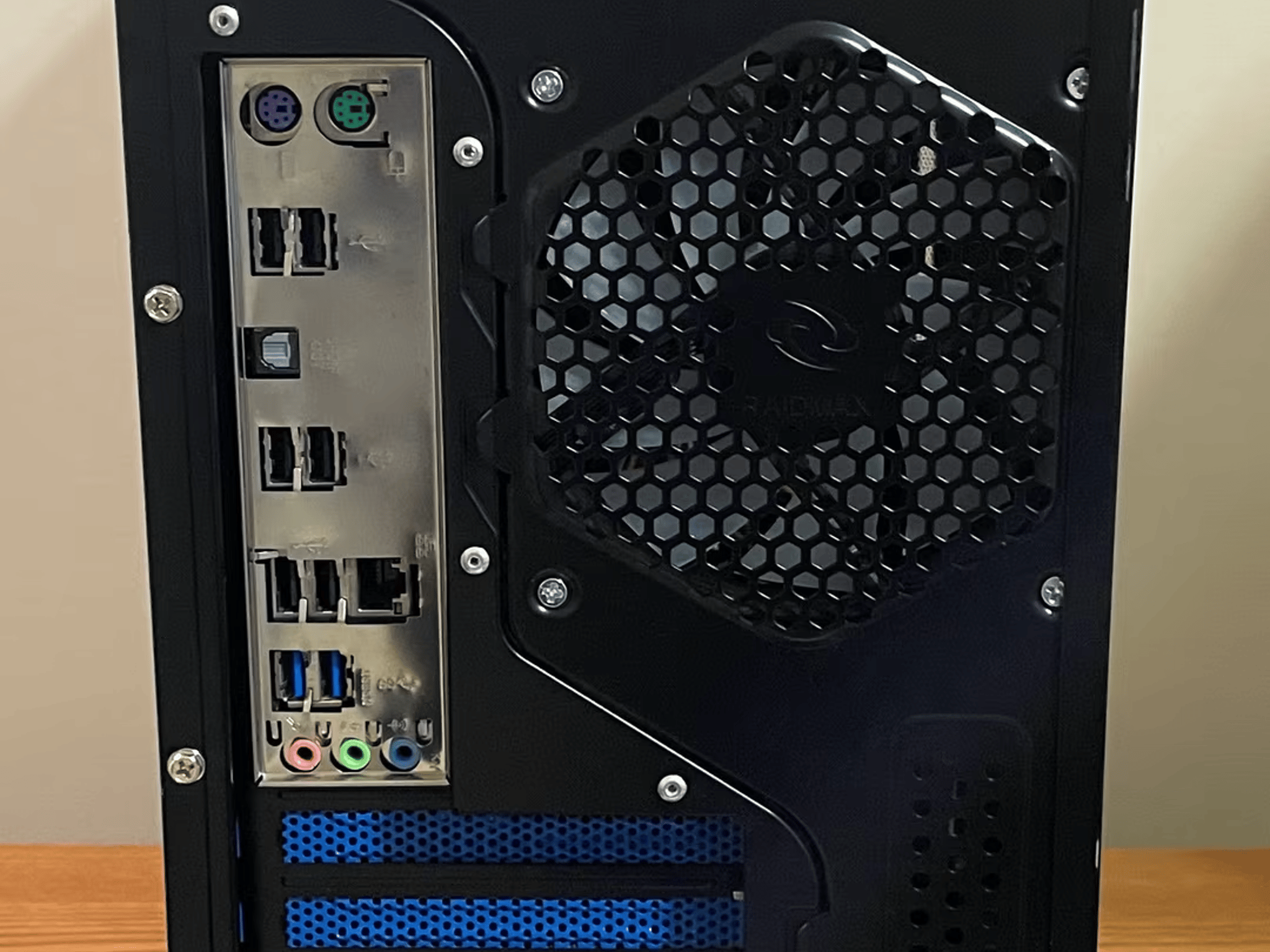 “Sapphire” // AMD Phenom II X6, AMD 6950 2GB