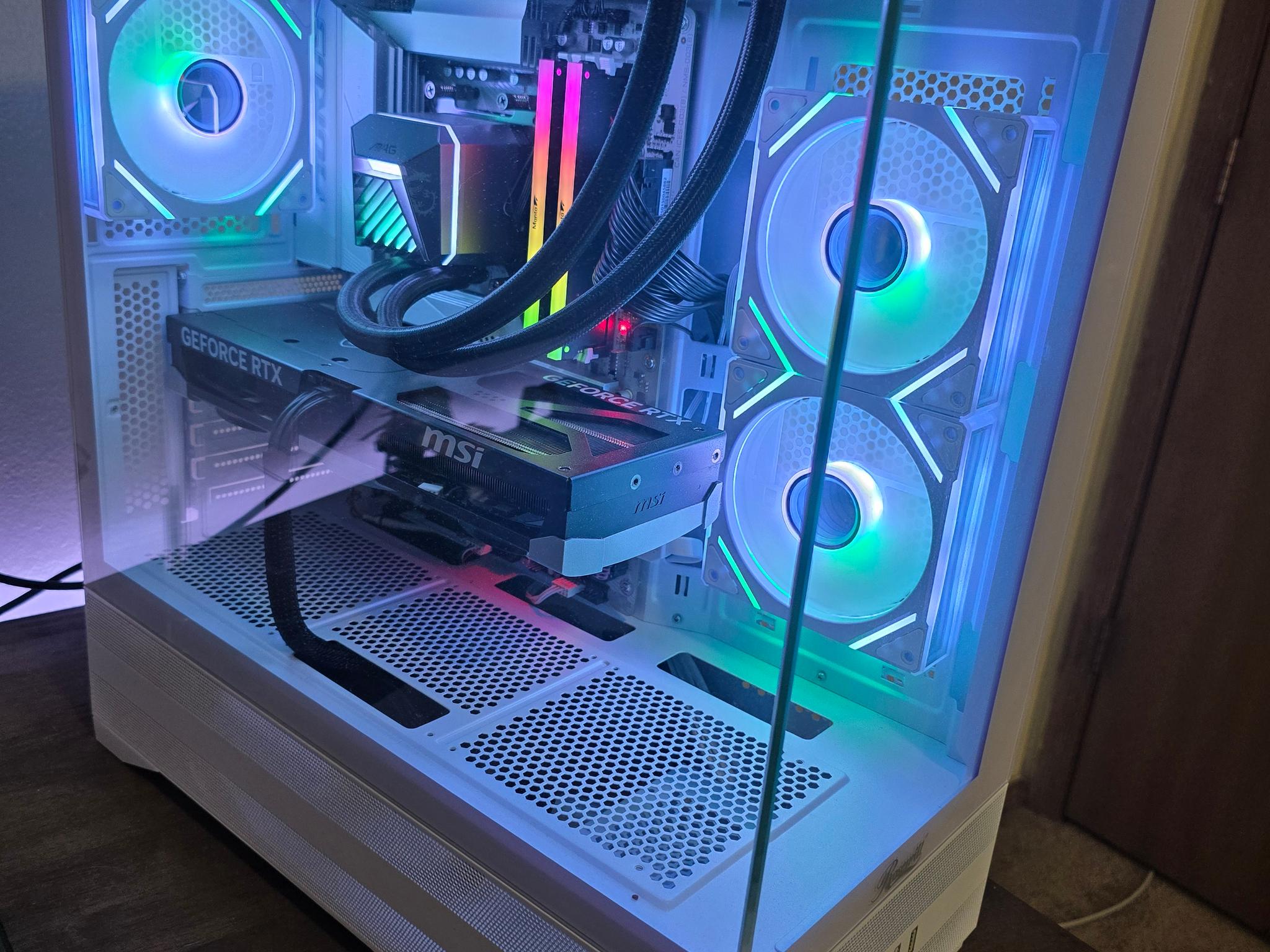 ● White Custom PC ● Ryzen 7 7800X3D | Gefore RTX 5070 12GB | 32GB DDR5-6000 NVME