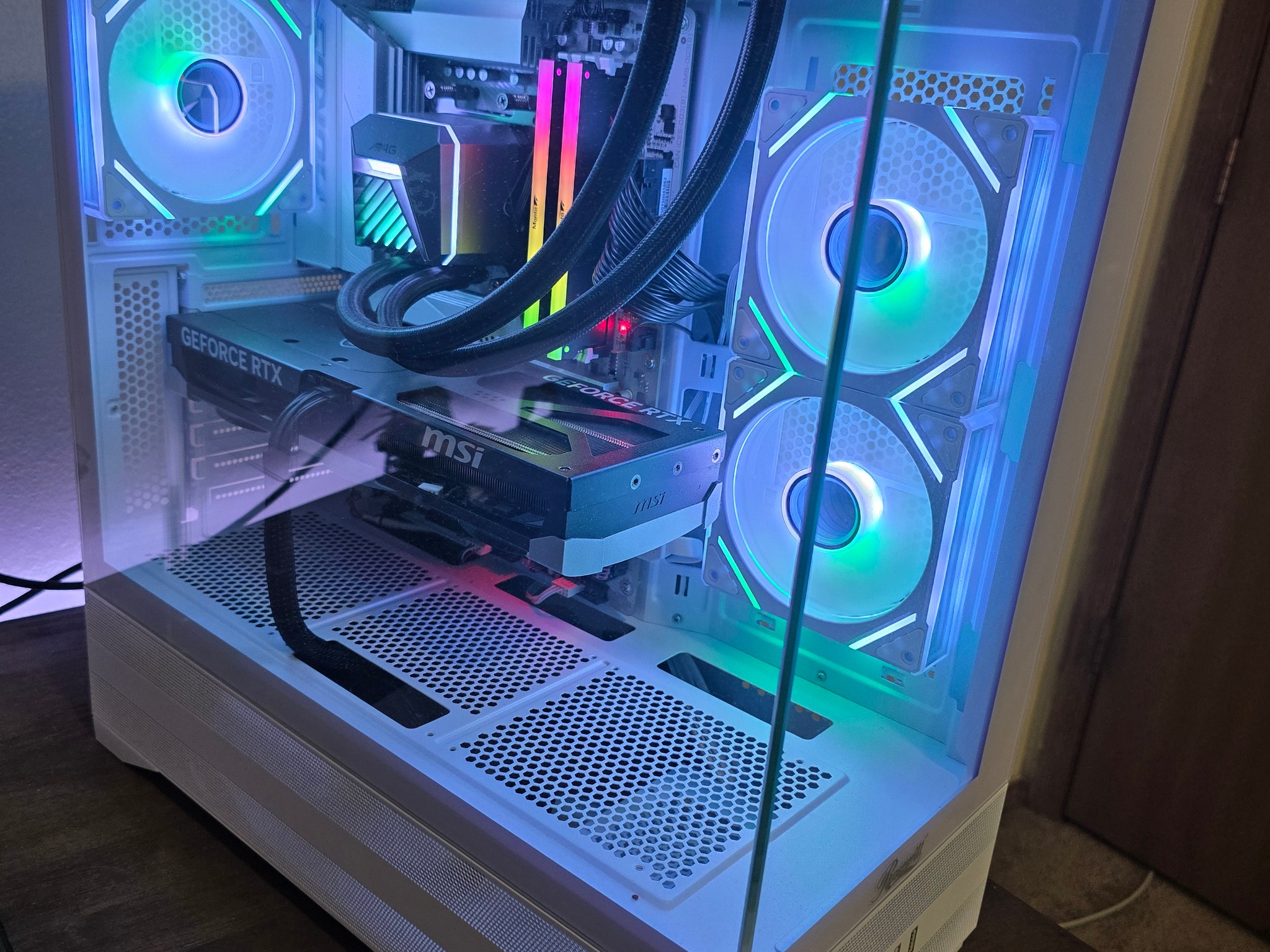 ● White Custom PC ● Ryzen 7 7800X3D | Gefore RTX 5070 12GB | 32GB DDR5-6000 NVME