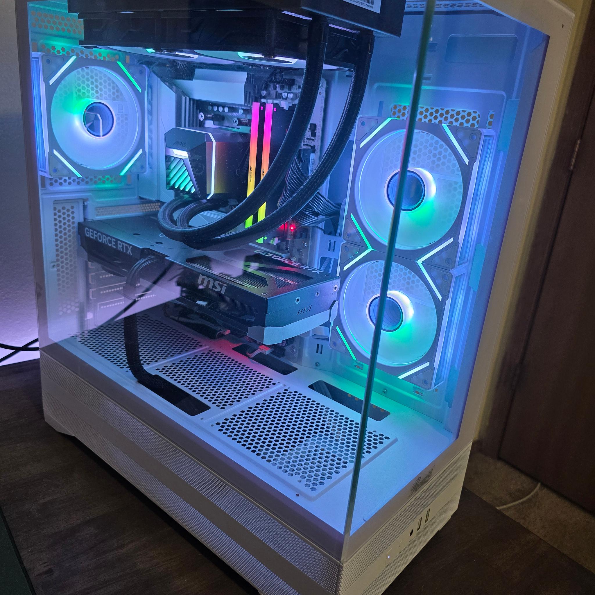 ● White Custom PC ● Ryzen 7 7800X3D | Gefore RTX 5070 12GB | 32GB DDR5-6000 NVME