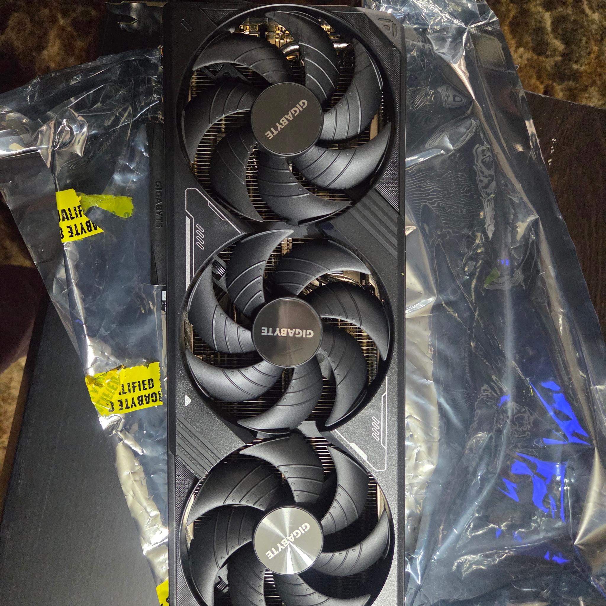 Gigabyte GeForce RTX 5070 Ti WINDFORCE SFF 16G