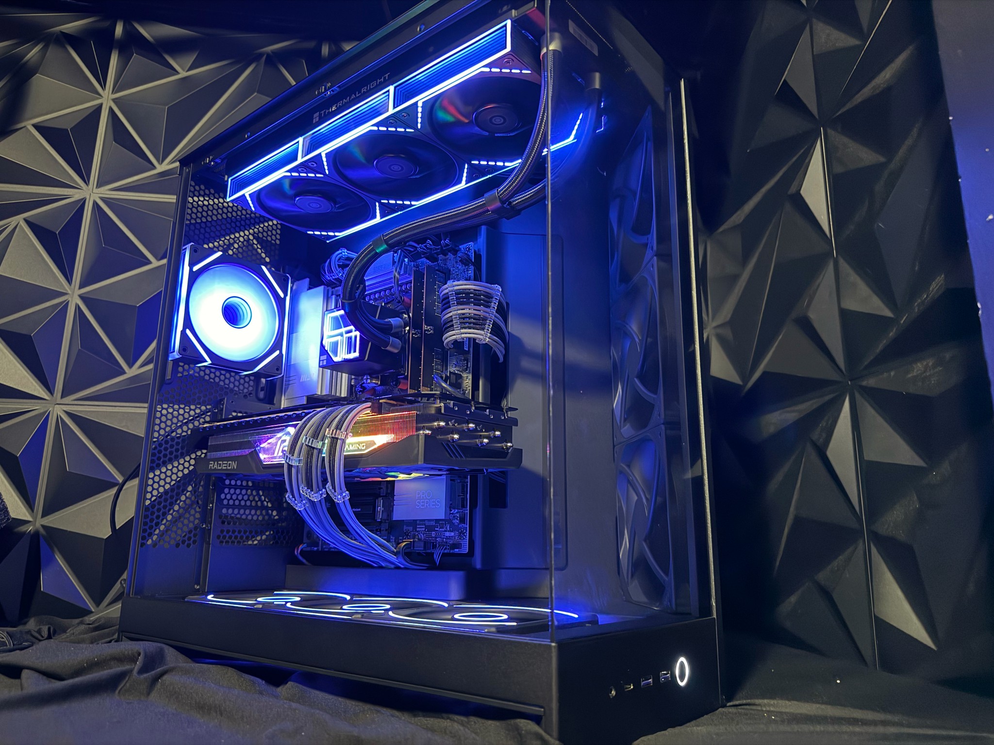 🌌⚡ NEON FLOW ⚡🌌Ryzen 9 9900X| RX 7900 XTX 24 GB | 64 GB DDR5| 4 TB NVMe| 1000W PSU