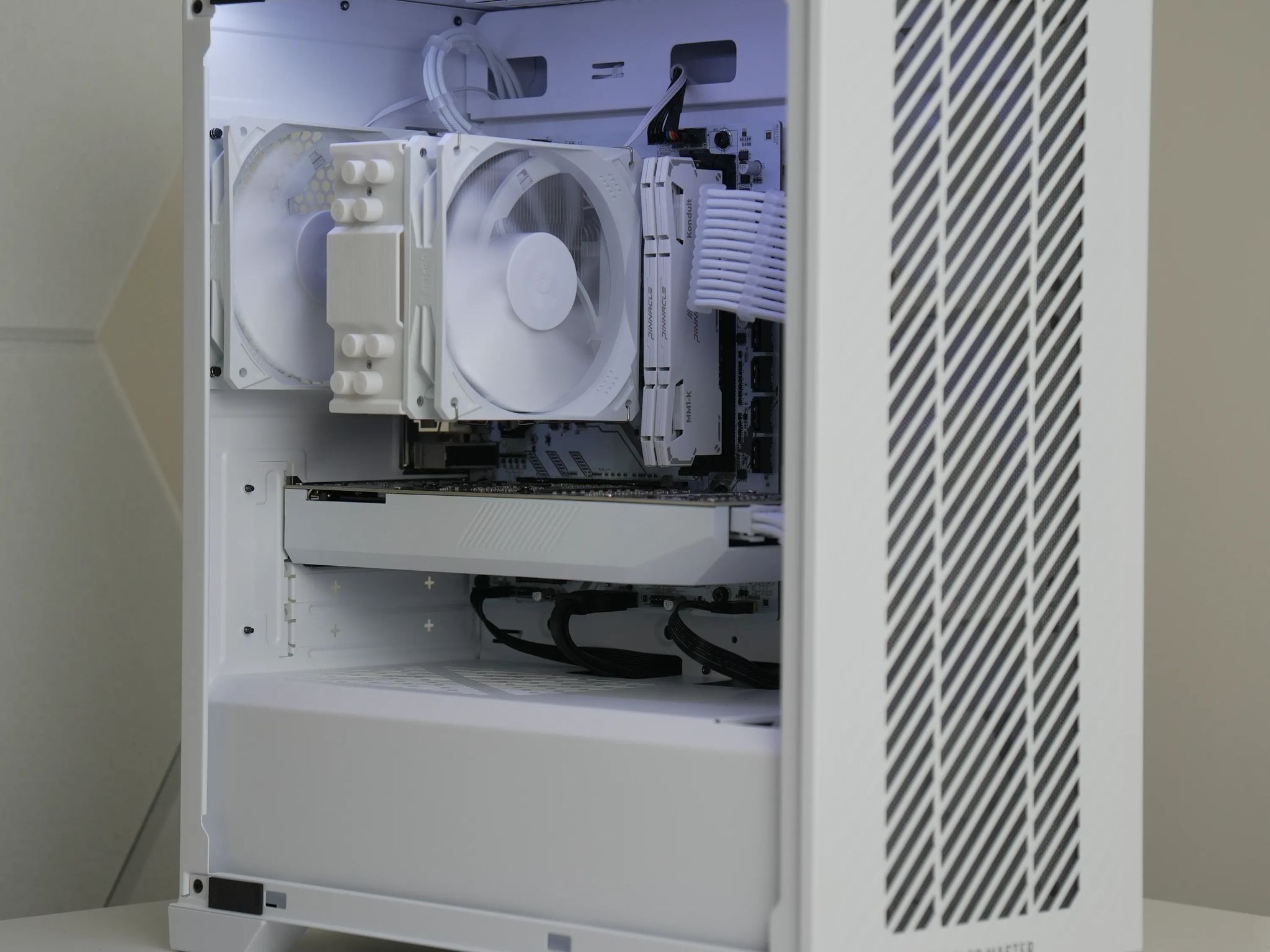 White Beauty Gaming PC | RTX 3070 | Ryzen 5 5600 | 32GB RAM | WIN 11 | WIFI |