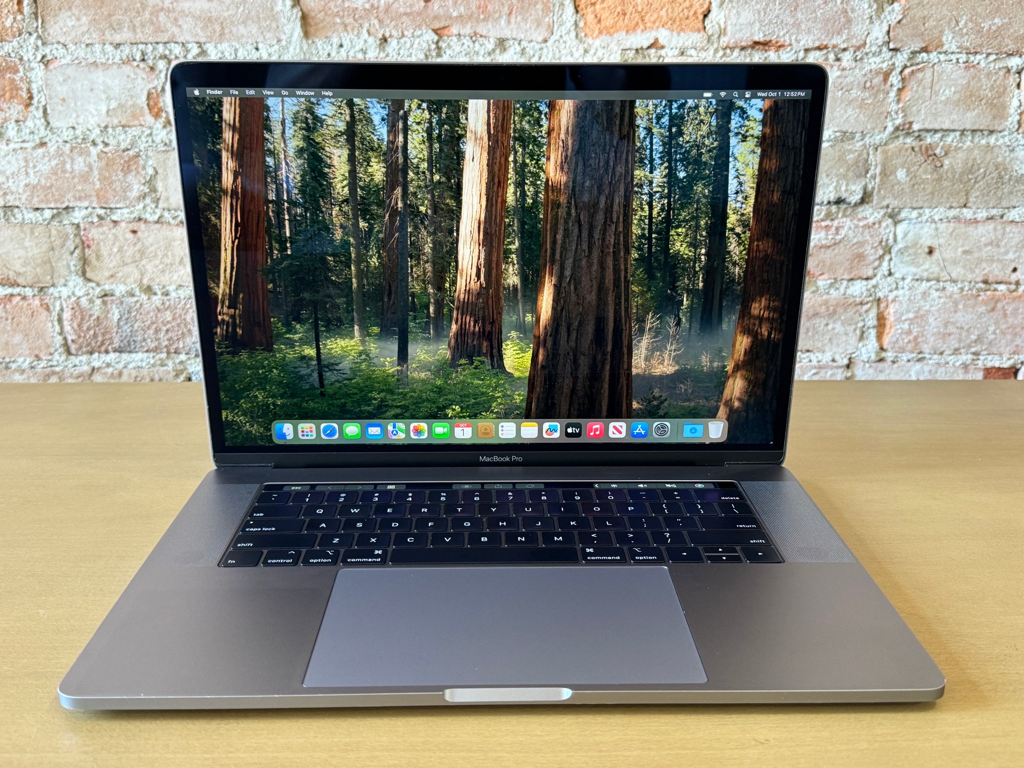 Apple MacBook Pro 15" (2018) Intel Core i7, 16GB Memory, AMD Radeon Pro 555X, 250GB SSD - Space Gray