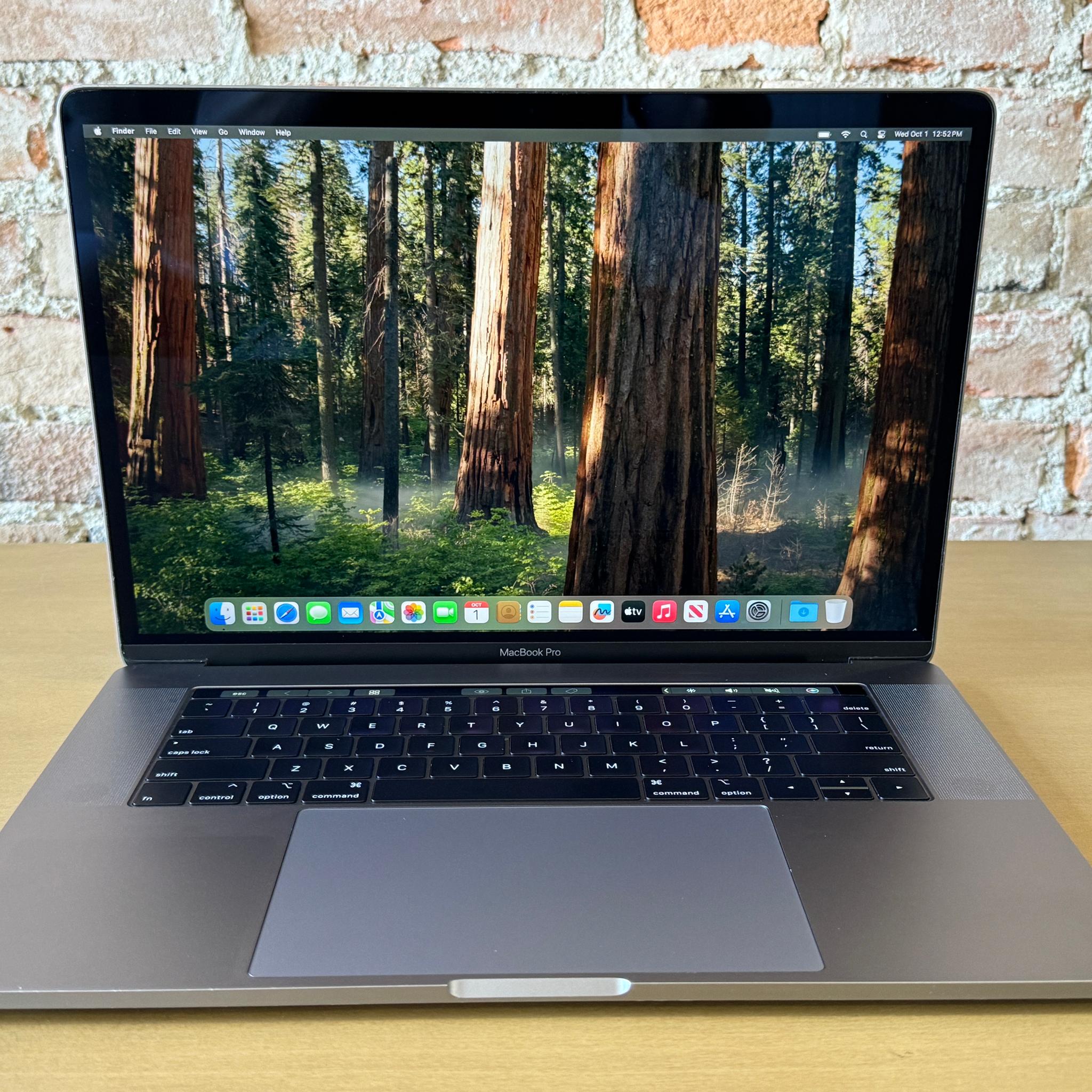 Apple MacBook Pro 15" (2018) Intel Core i7, 16GB Memory, AMD Radeon Pro 555X, 250GB SSD - Space Gray