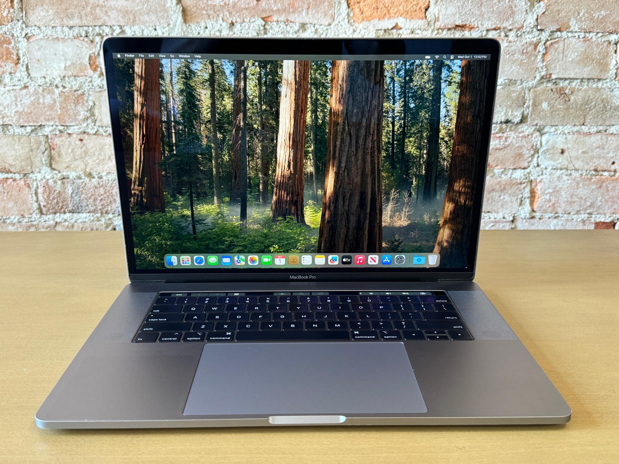 Apple MacBook Pro 15" (2018) Intel Core i7, 16GB Memory, AMD Radeon Pro 555X, 250GB SSD - Space Gray