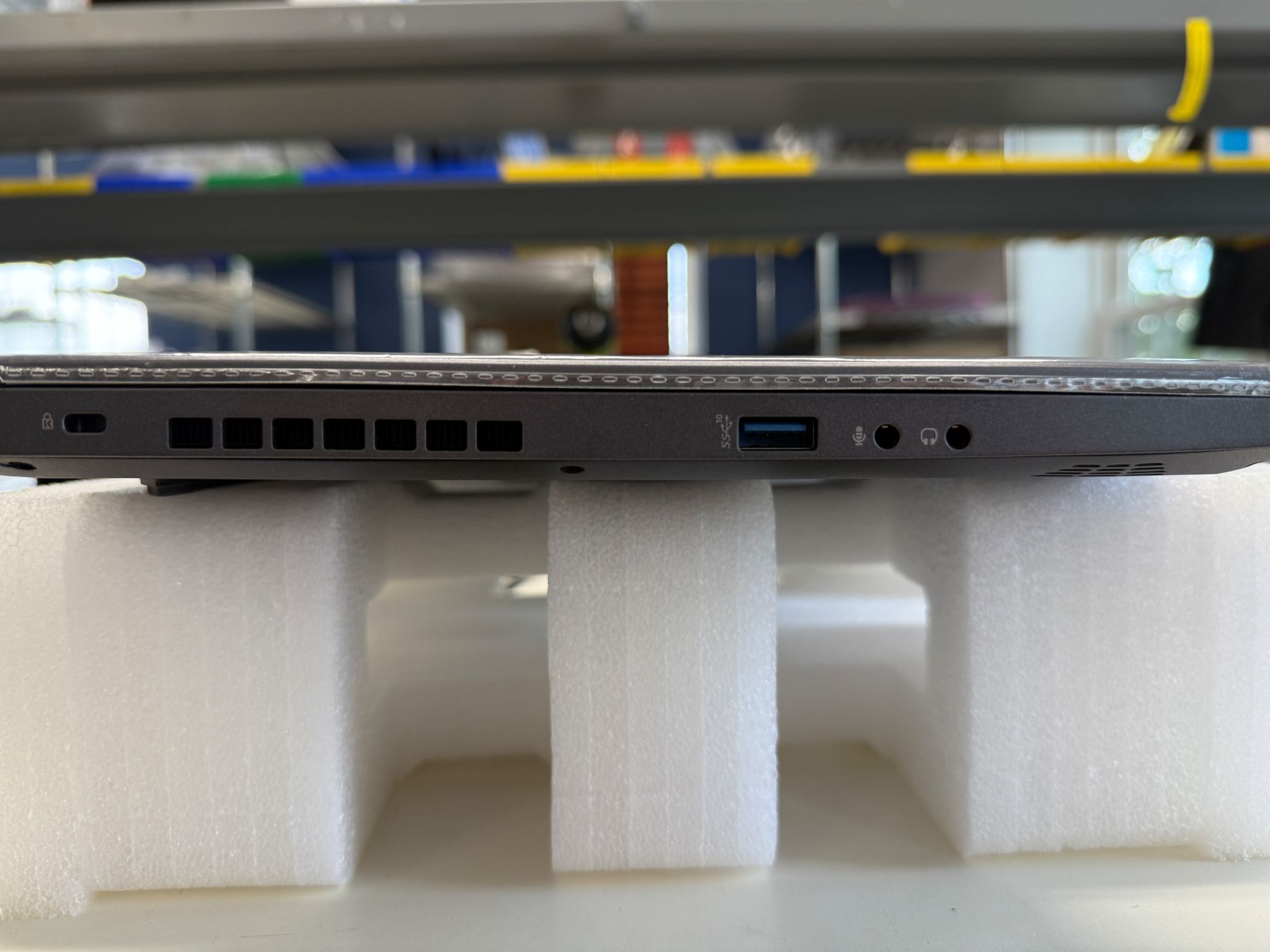 Eluktronics Max-15, i7-10875H, RTX 2060, 32GB Ram, 2x 512GB SSD