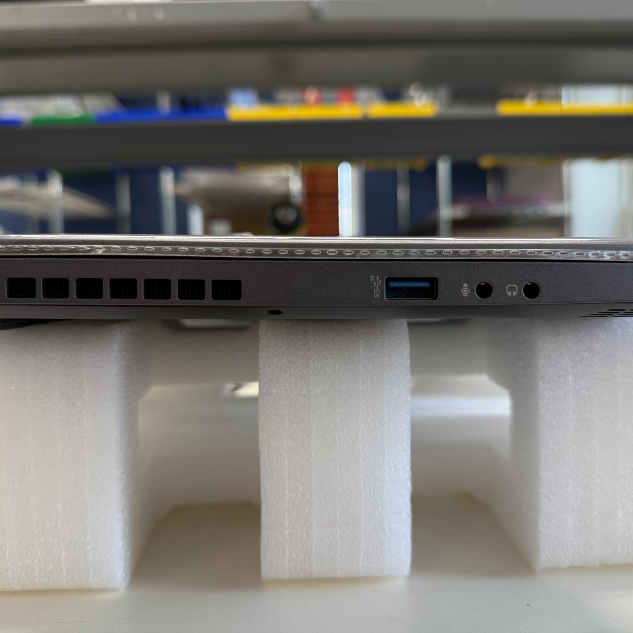 Eluktronics Max-15, i7-10875H, RTX 2060, 32GB Ram, 2x 512GB SSD