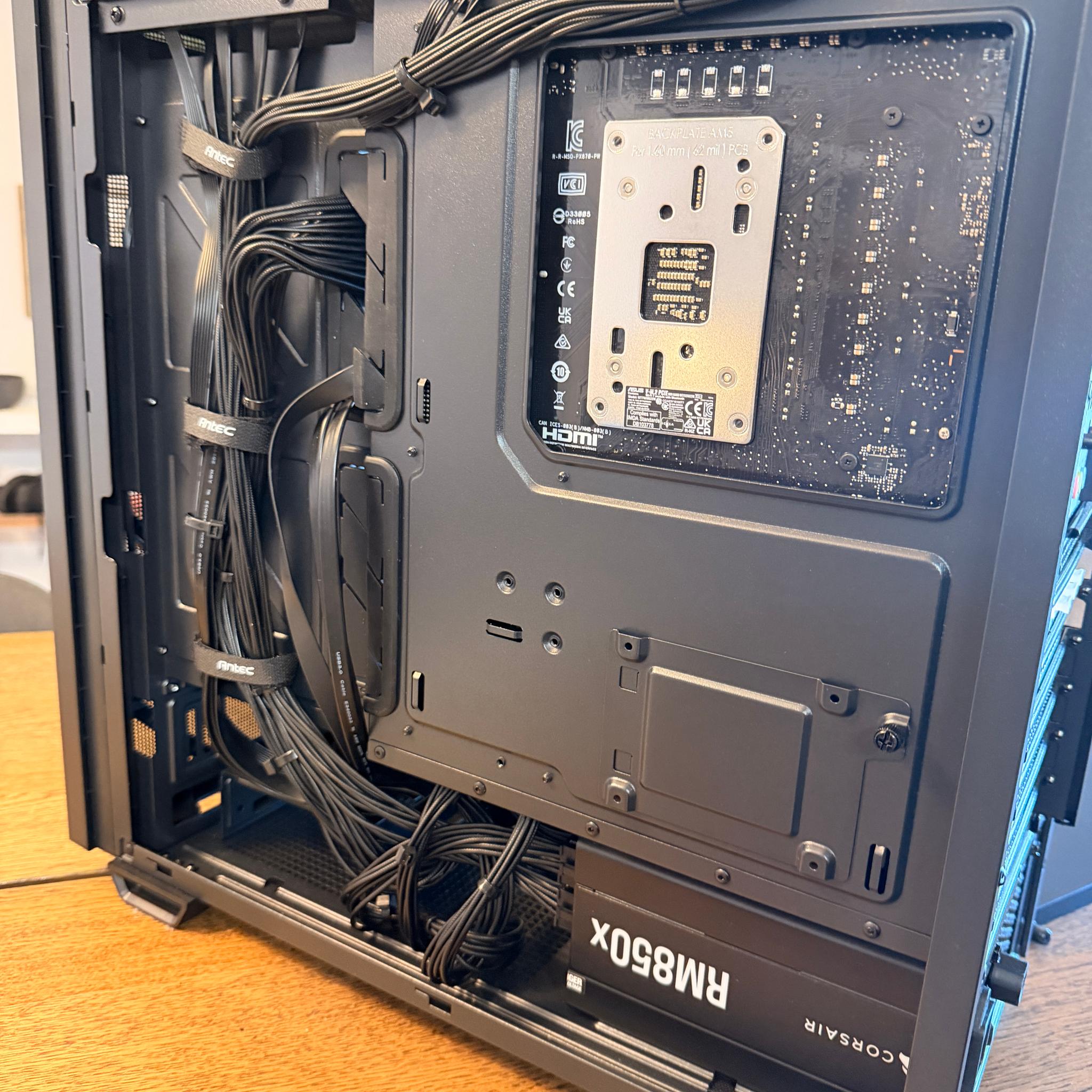 The Dark Knight – Sleeper High-End Gaming PC | 9850X3D | RX 9070 XT | WiFi 7 | No RGB