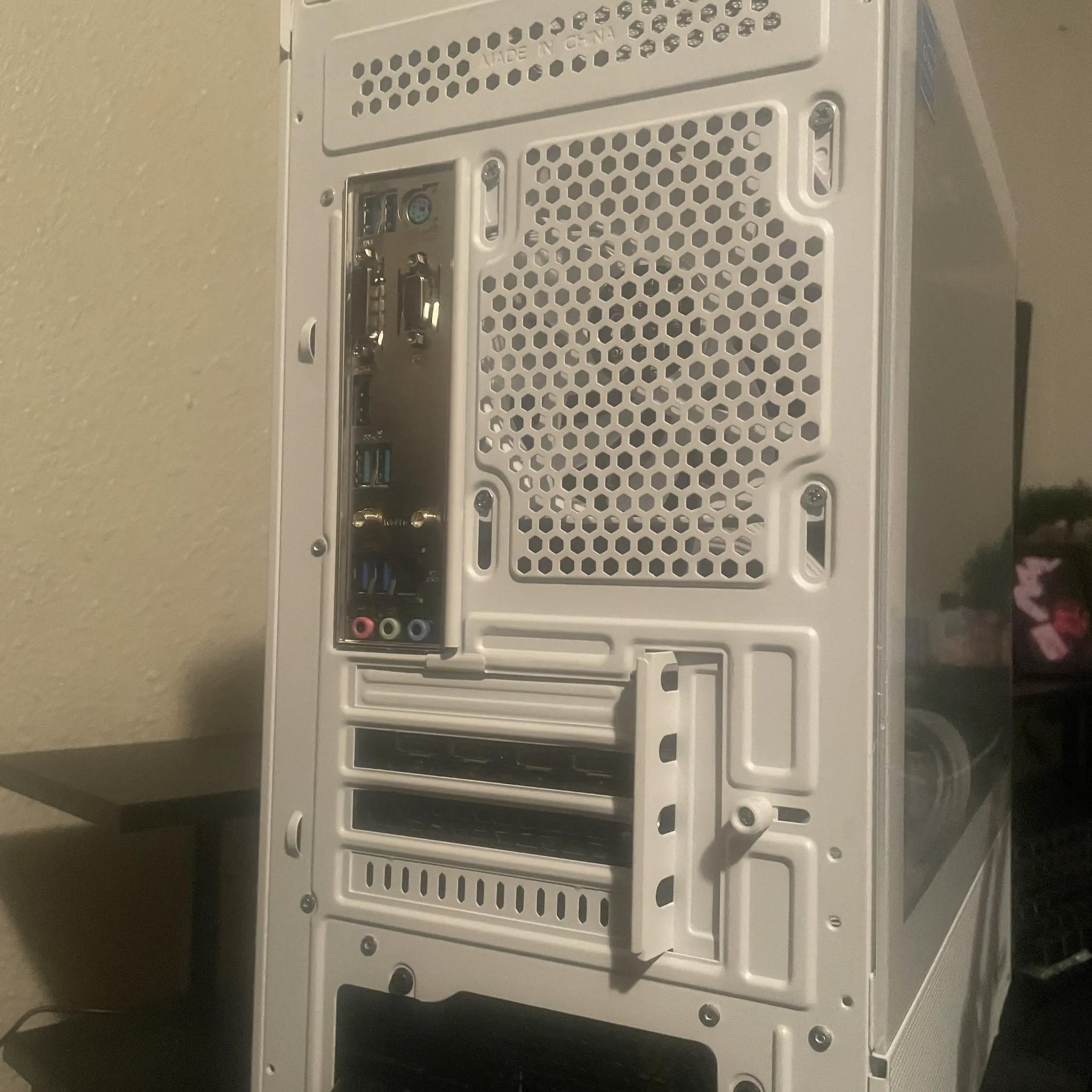 GTX 1660 Super & AMD Ryzen 5 5500! All White build