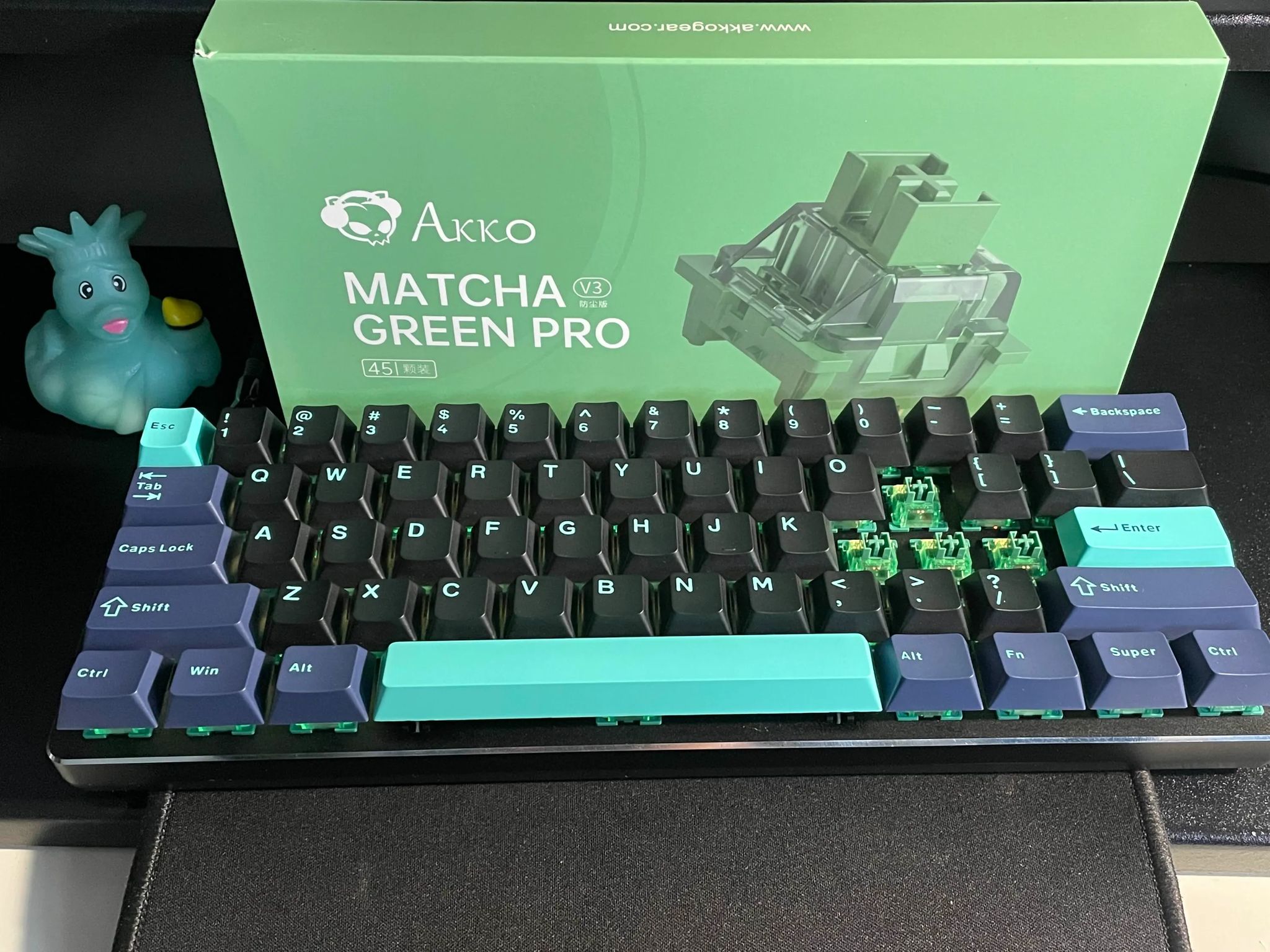 Custom GMMK "Sea" Mechanical Keyboard. Linear. Tape, Foam and O-ring mod.