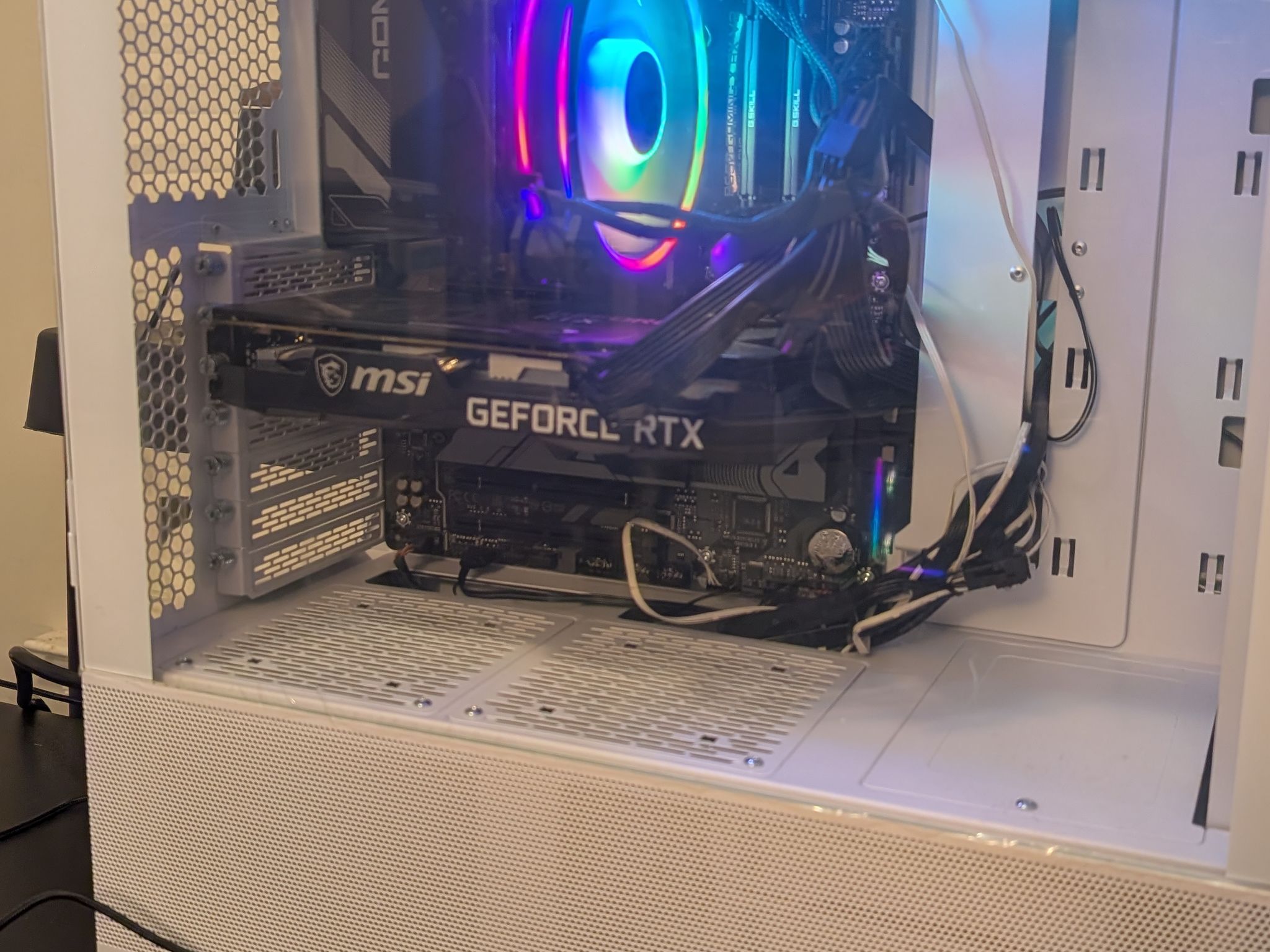 White Tempered Glass Ryzen 7 7700X 8-core RTX 3060 12GB 32GB DDR5