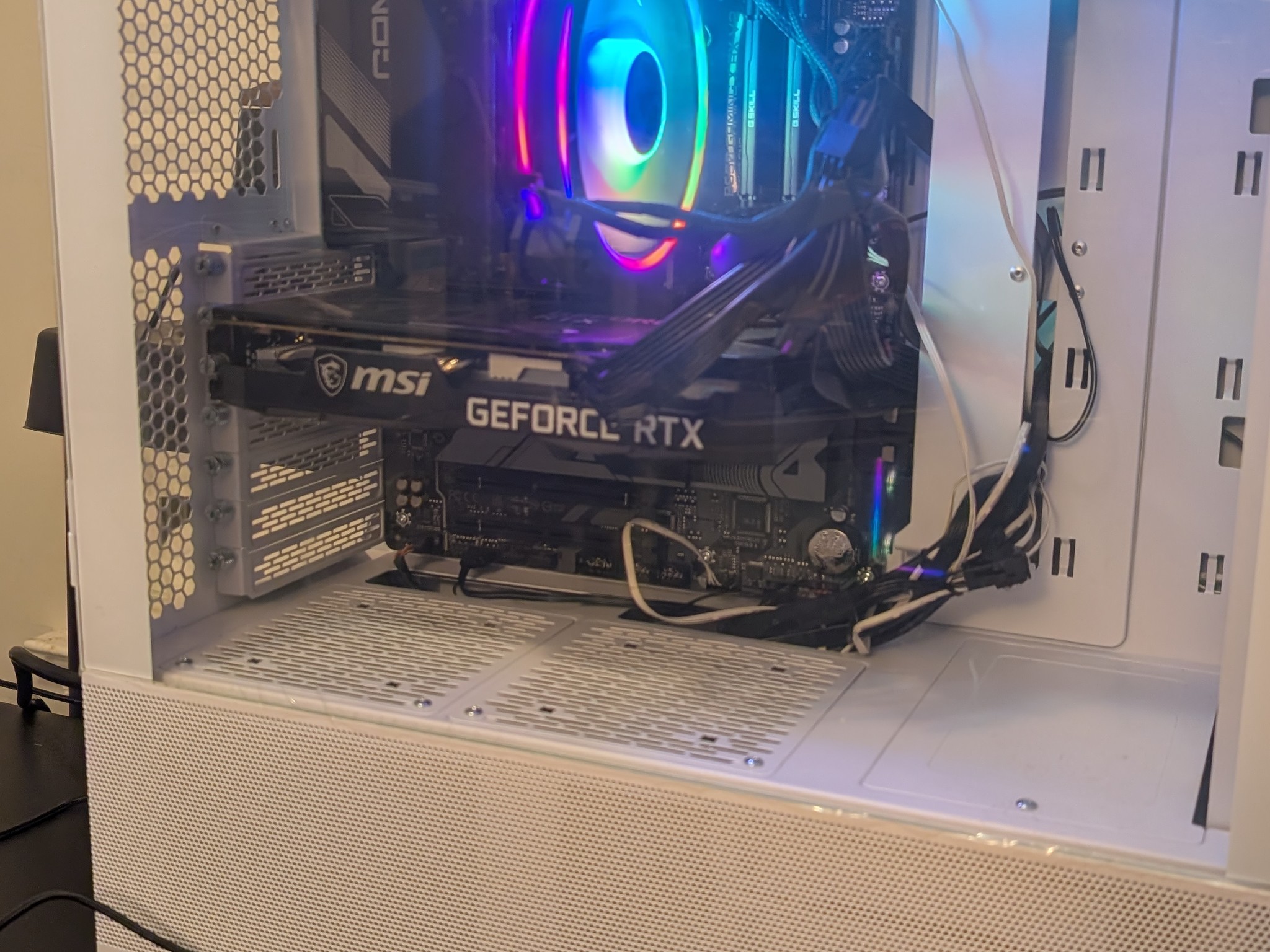 White Tempered Glass Ryzen 7 7700X 8-core RTX 3060 12GB 32GB DDR5