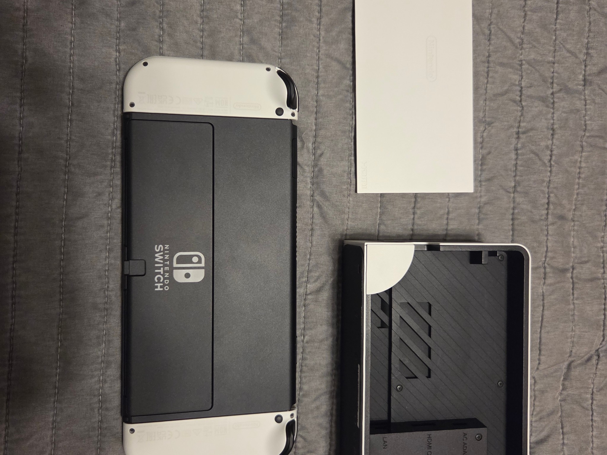 Nintendo Switch OLED in White (Excellent Condition)