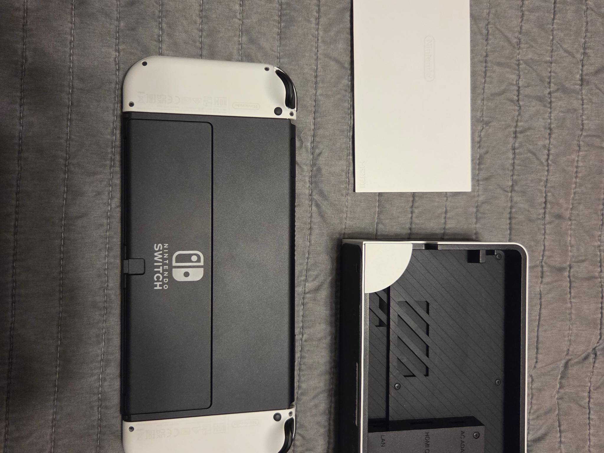 Nintendo Switch OLED in White (Excellent Condition)