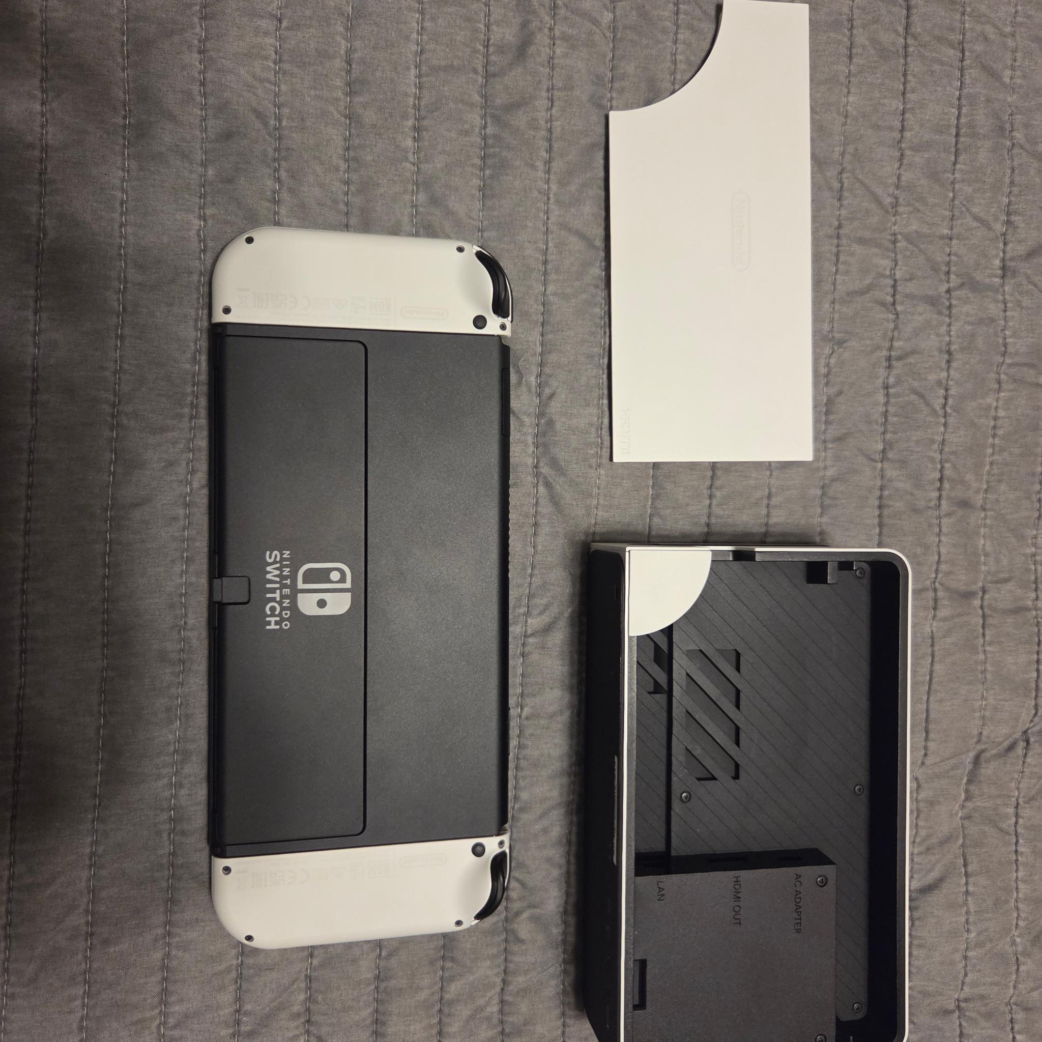 Nintendo Switch OLED in White (Excellent Condition)