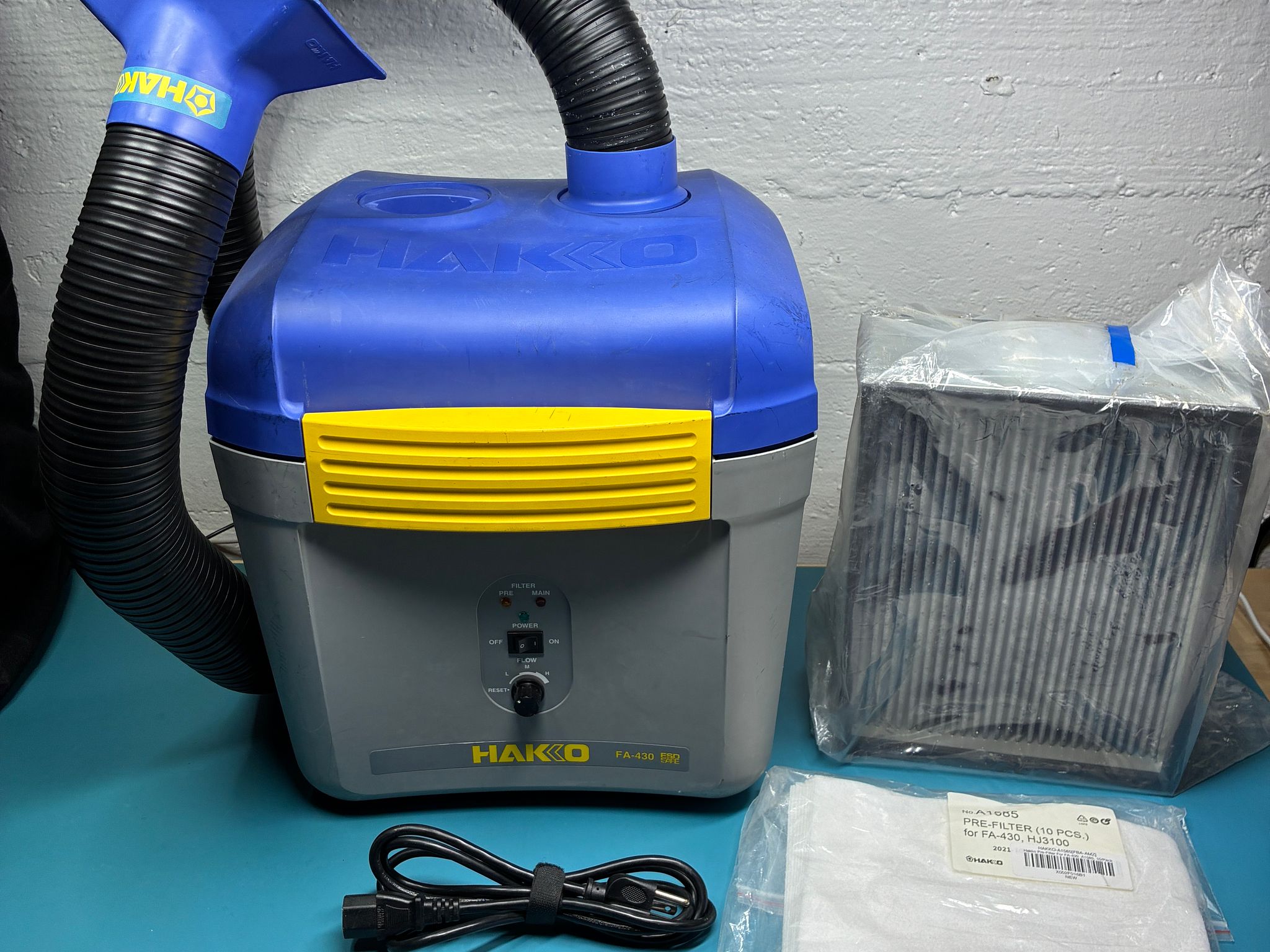 Hakko FA430 Fume Extractor + Duct Kit & Spare Filters (Electronics Lab Equipment)