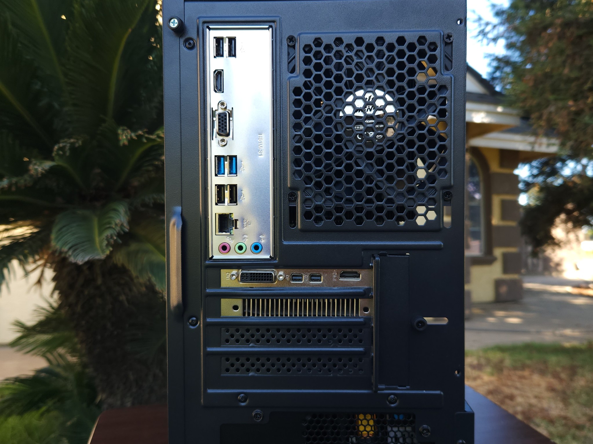 Minimalist Gaming PC – GTX 970 | 16GB RAM | 240GB SSD | Windows 11 Pro