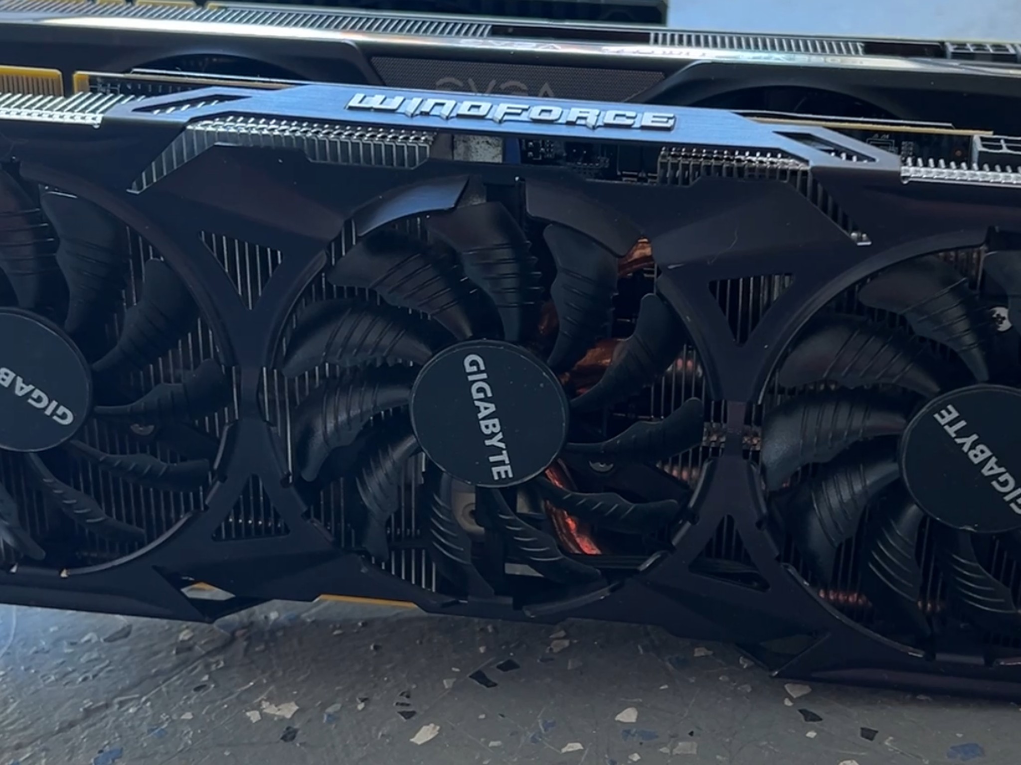 Nvidia GTX 980Ti Gigabyte Windforce (has issue)