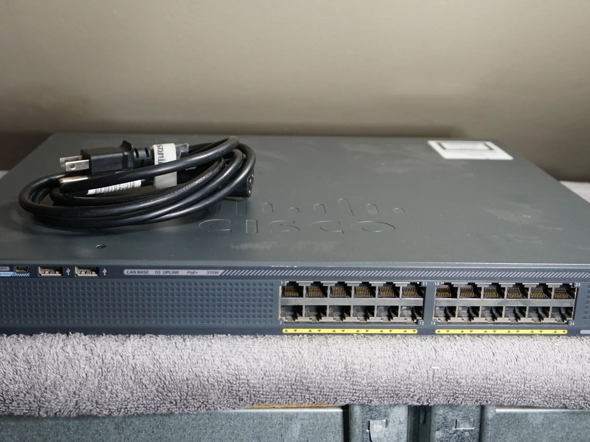 Cisco Catalyst 2960X (WS-C2960X-24PS-L) 24-Port Rack-Mountable Switch Managed